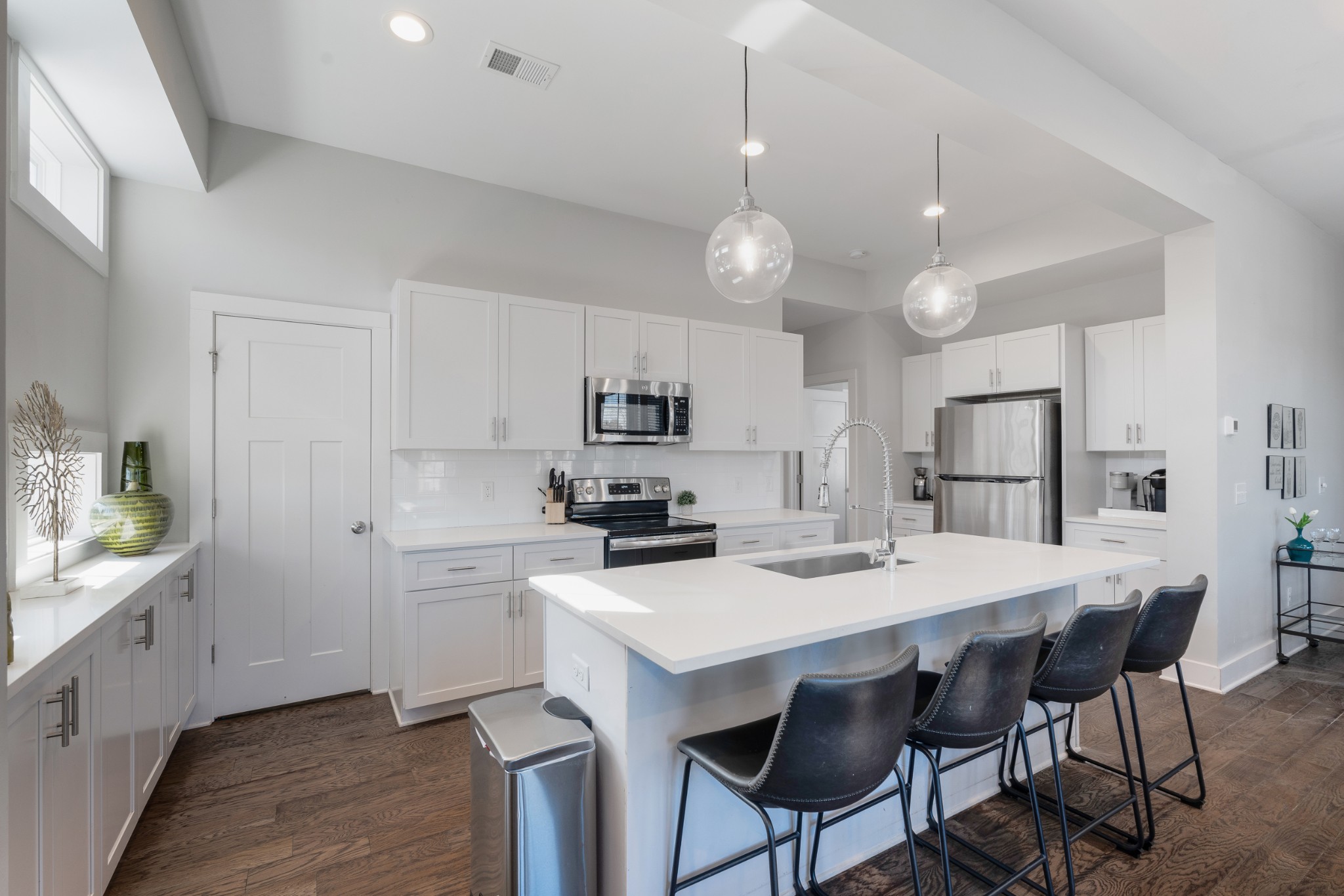 2021 Beech Ave Unit: 9