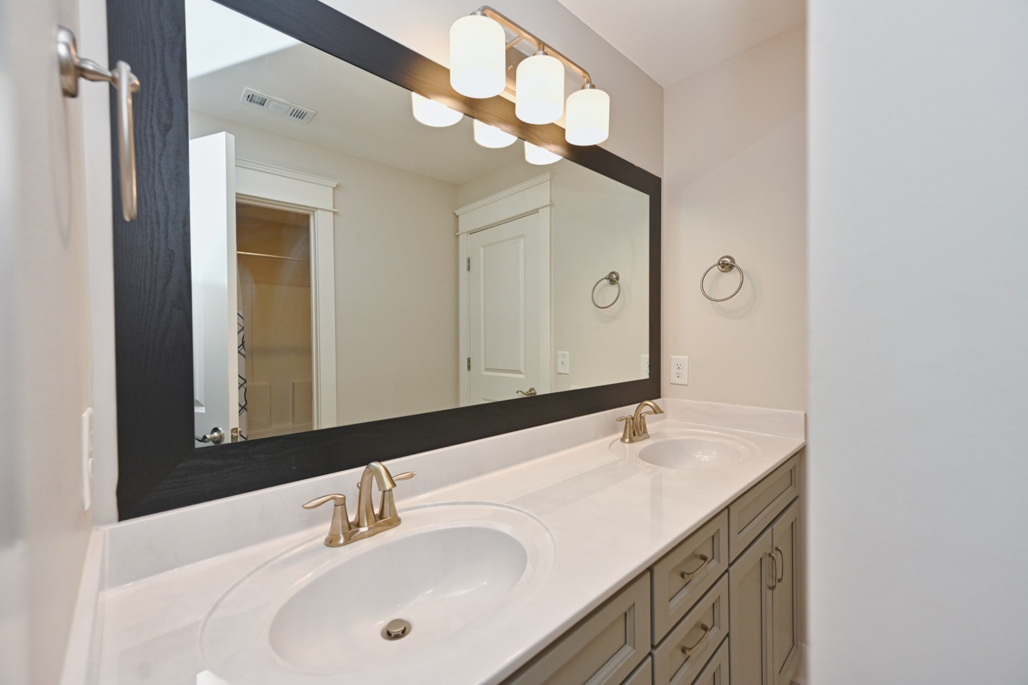 7077 Fiddlers Glen Dr