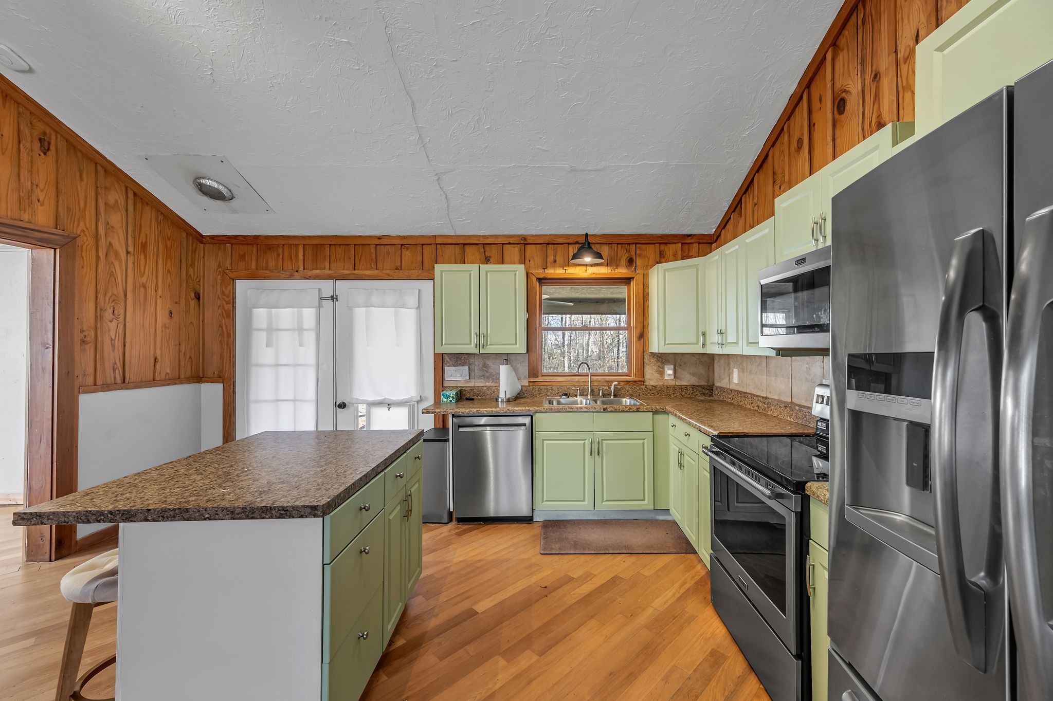 290 Deerwood Rd