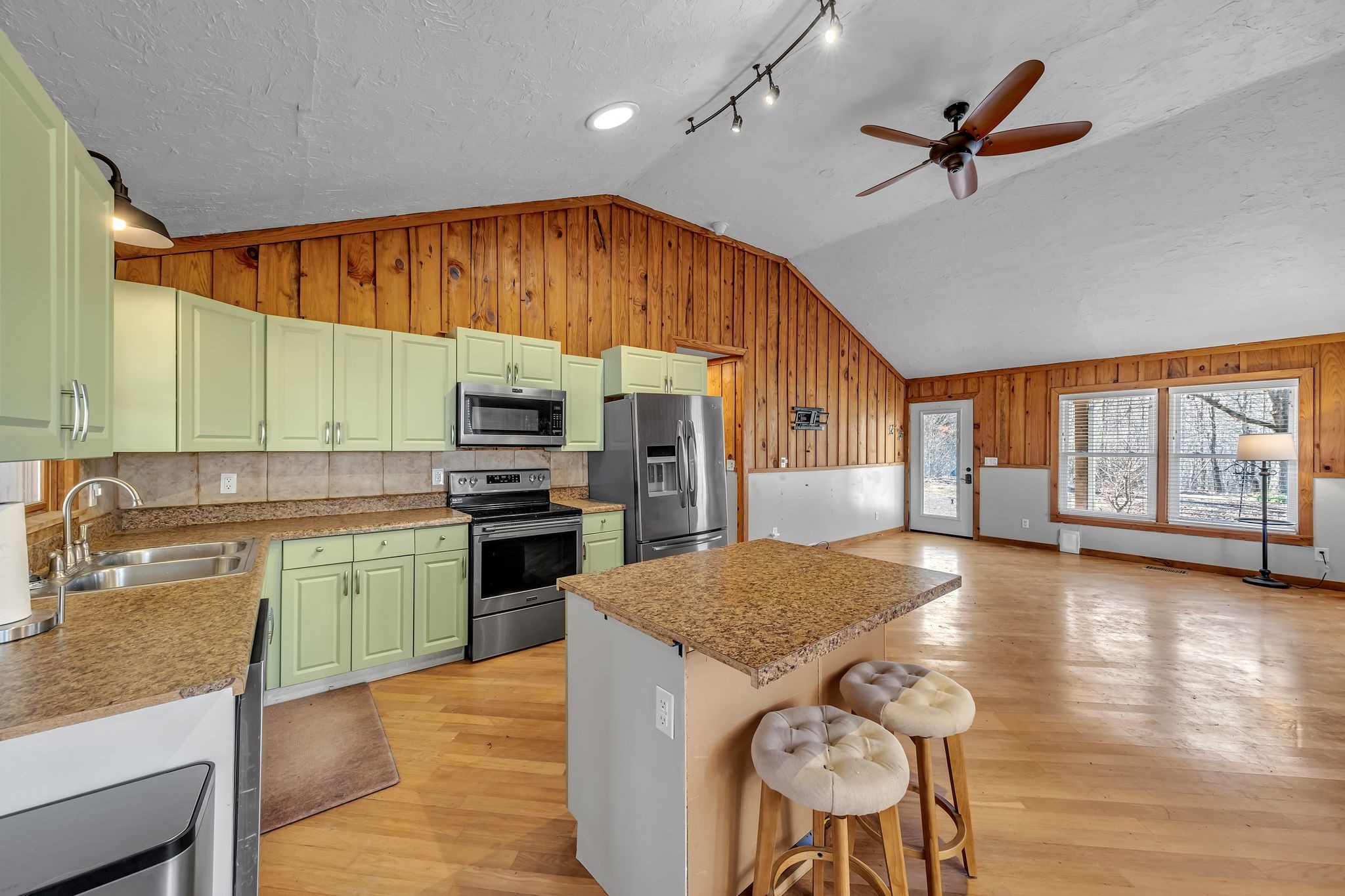 290 Deerwood Rd