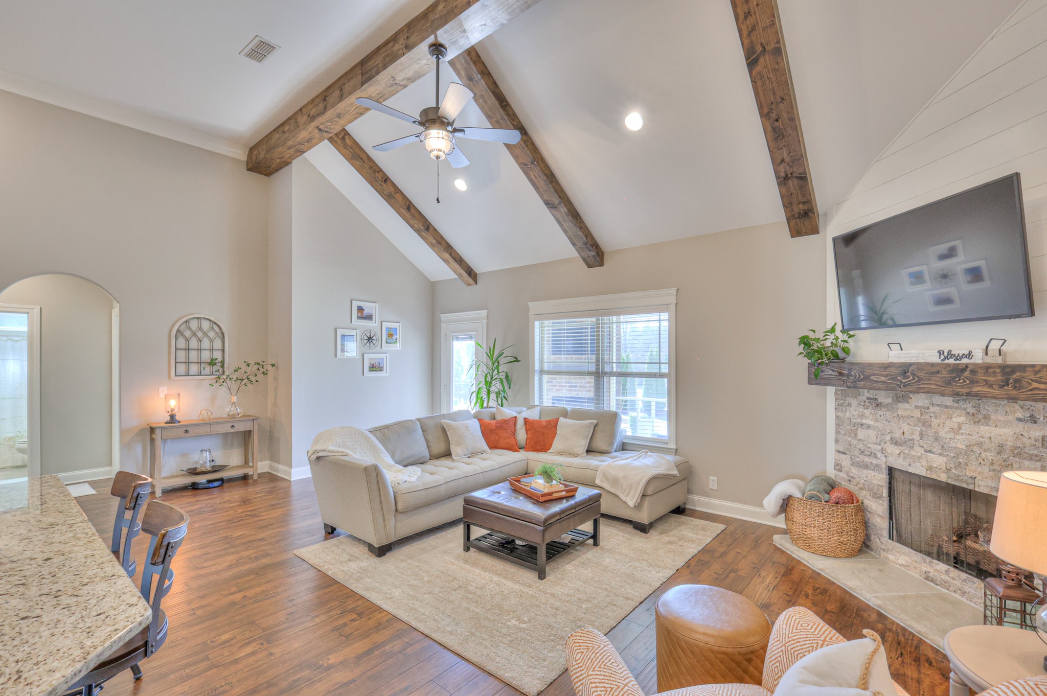 1011 Licinius Ln