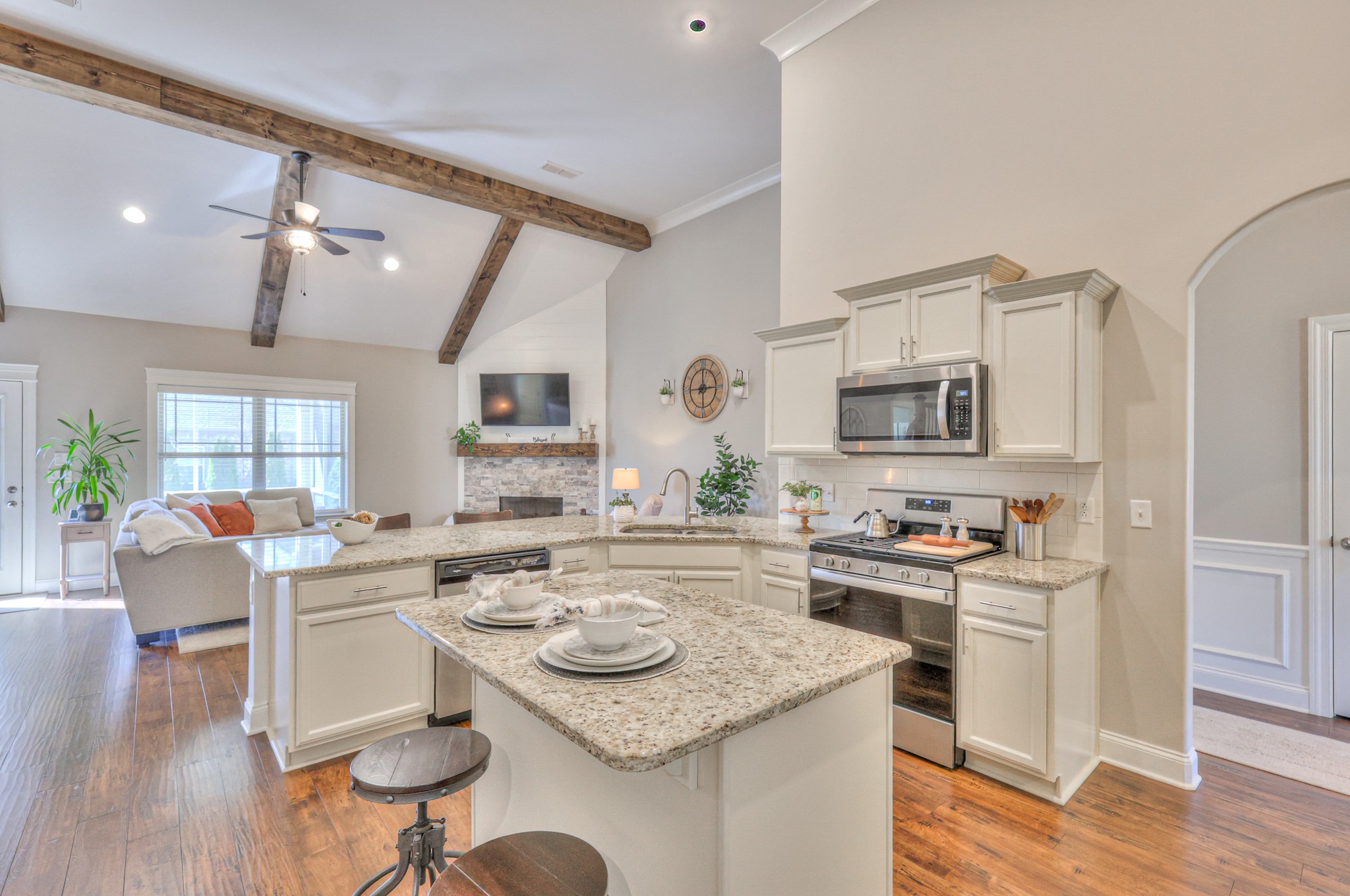 1011 Licinius Ln