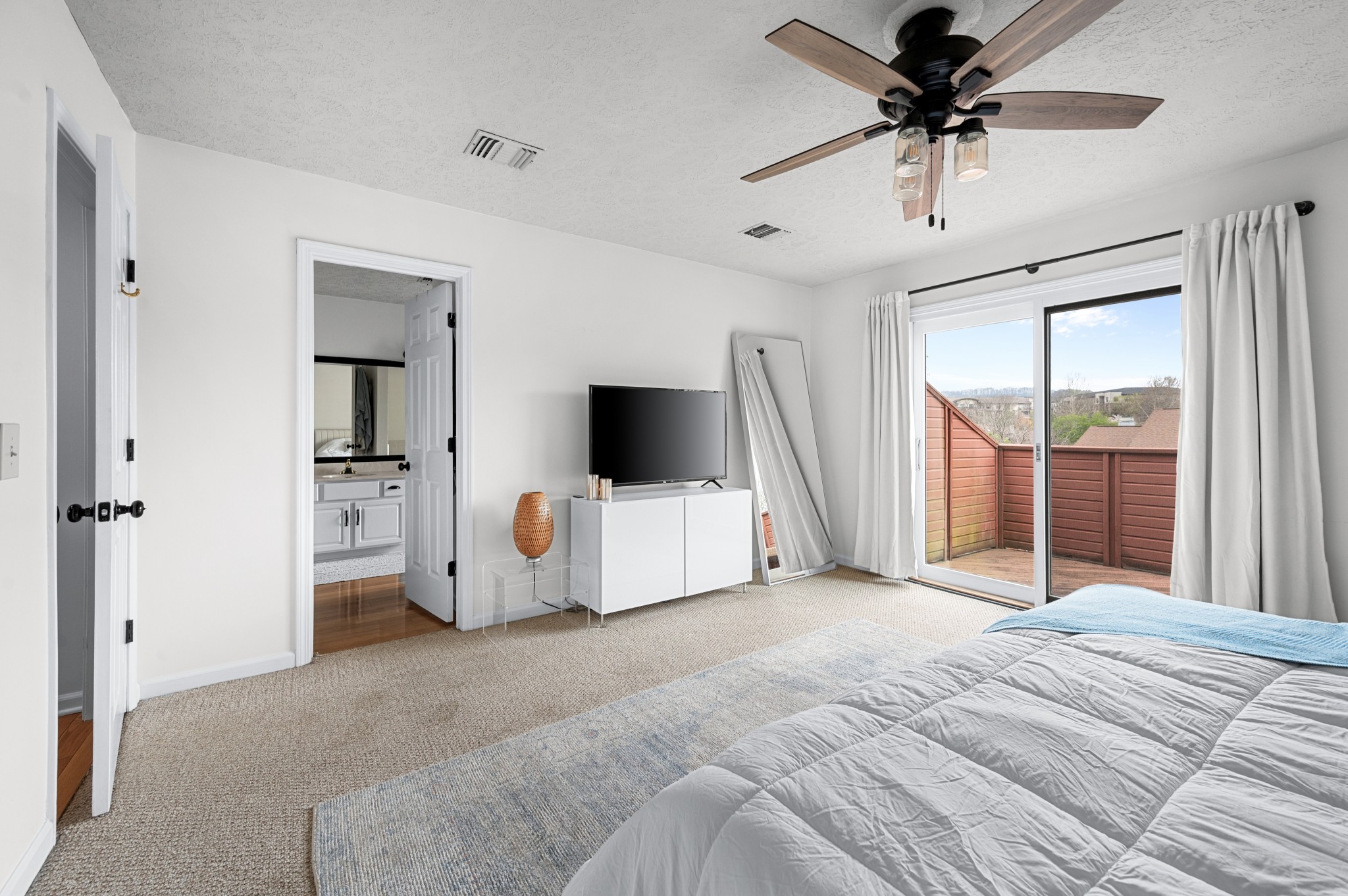 119 Hearthstone Manor Cir