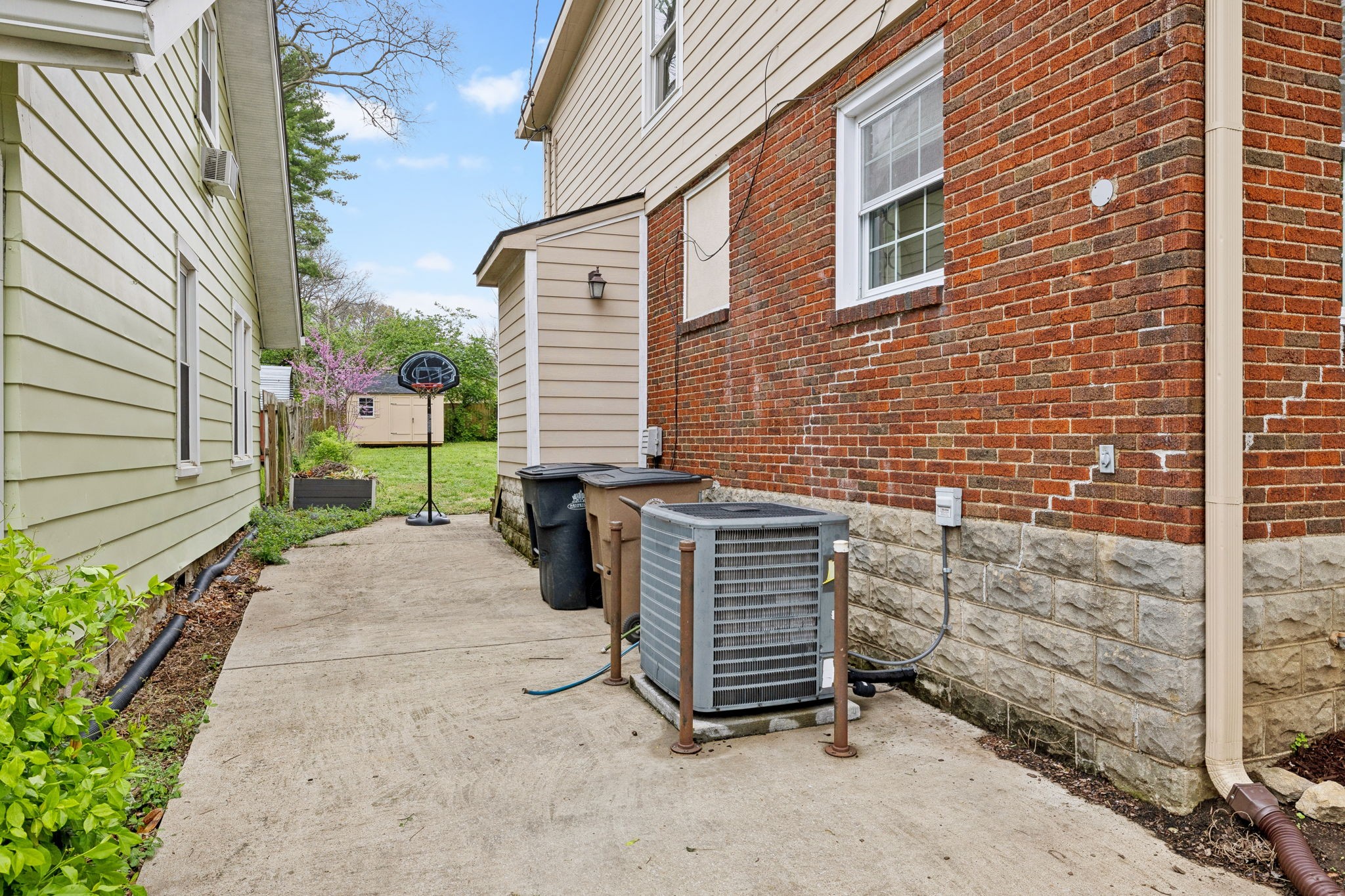 2708 W Linden Ave