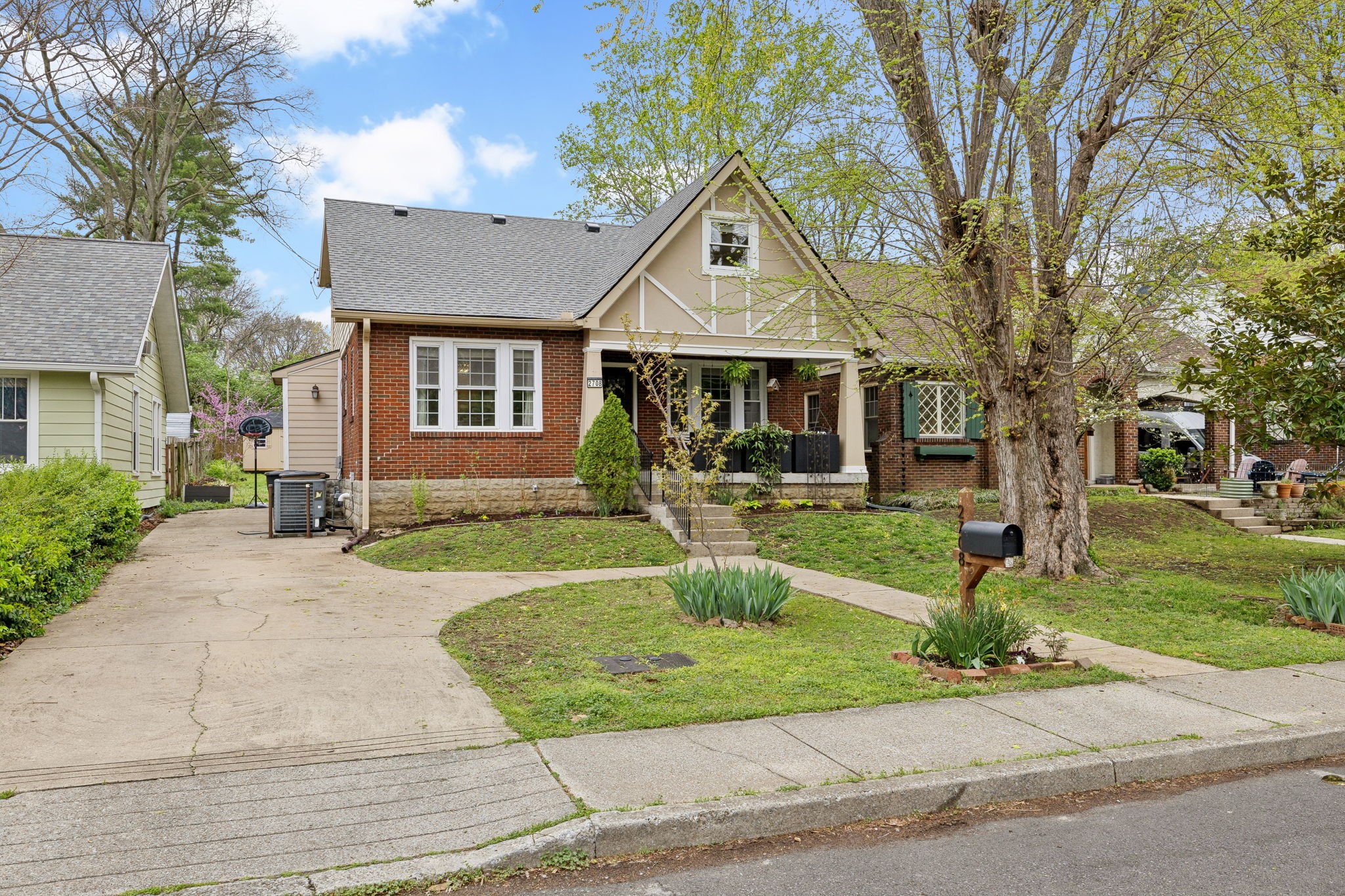 2708 W Linden Ave