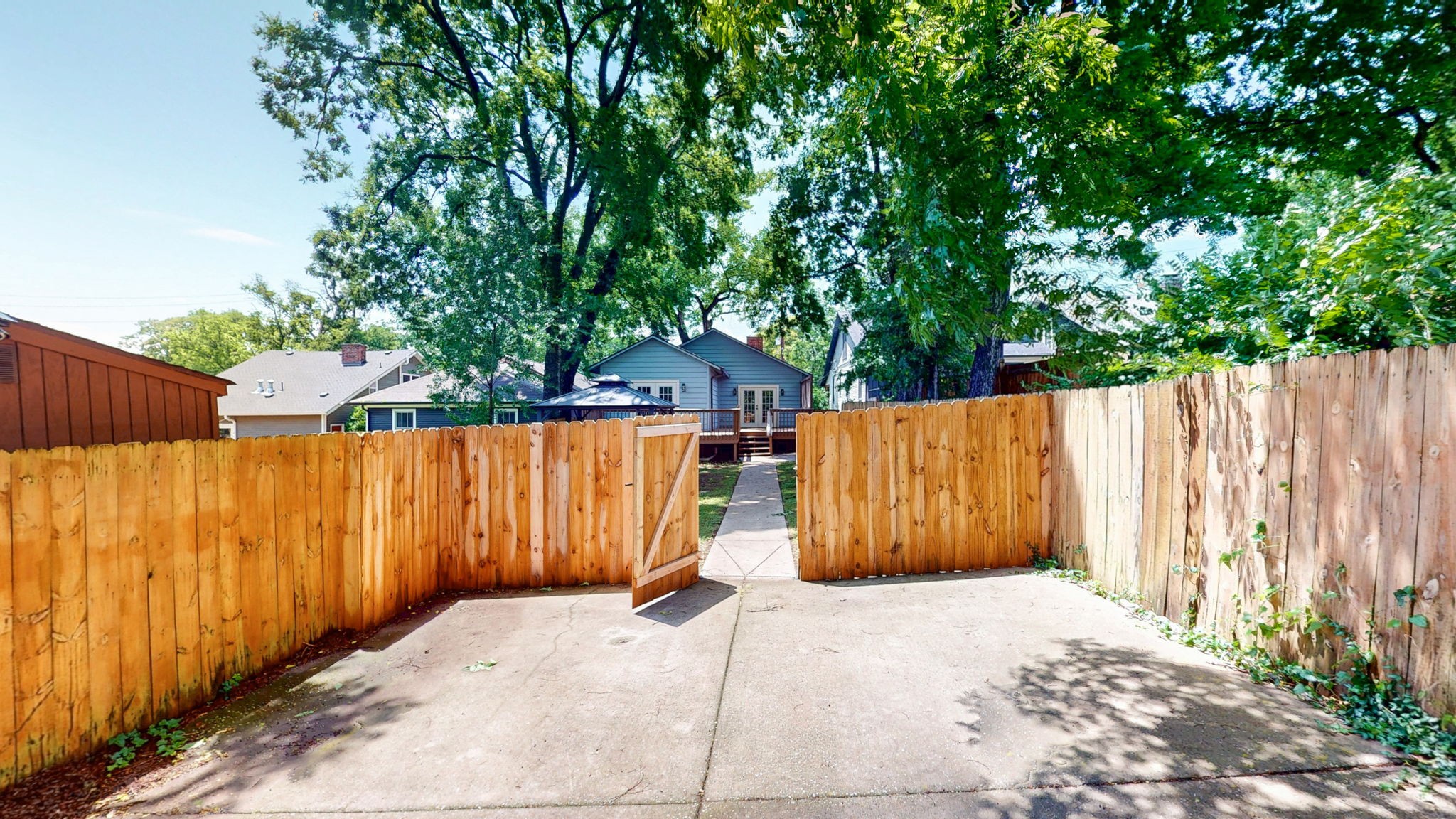 2012 White Ave