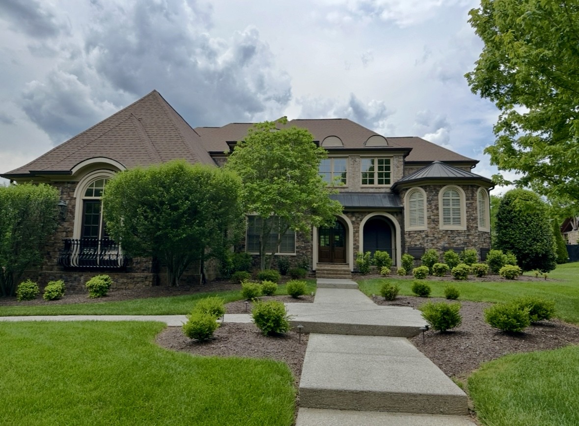 221 Ennismore Ln