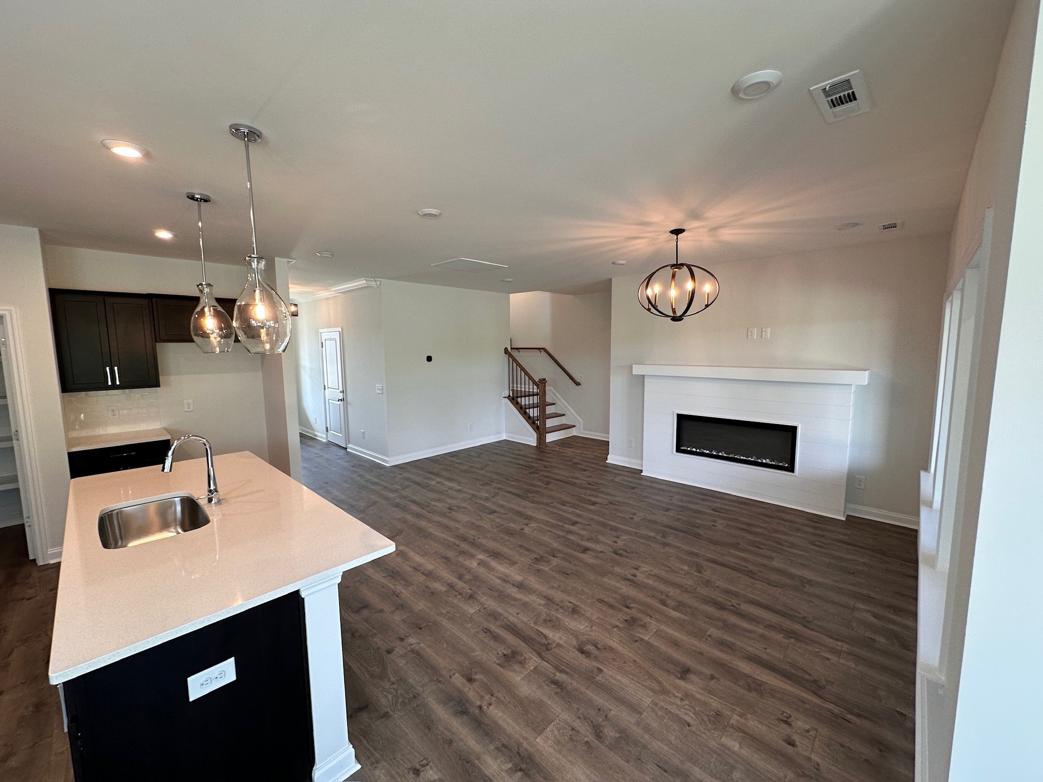 1910 Hildebrand Ln