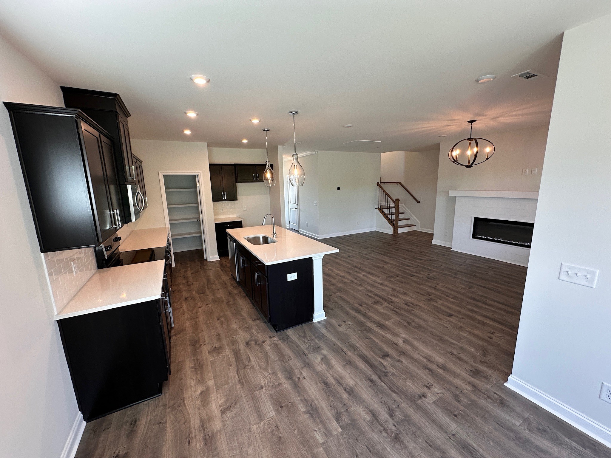 1910 Hildebrand Ln