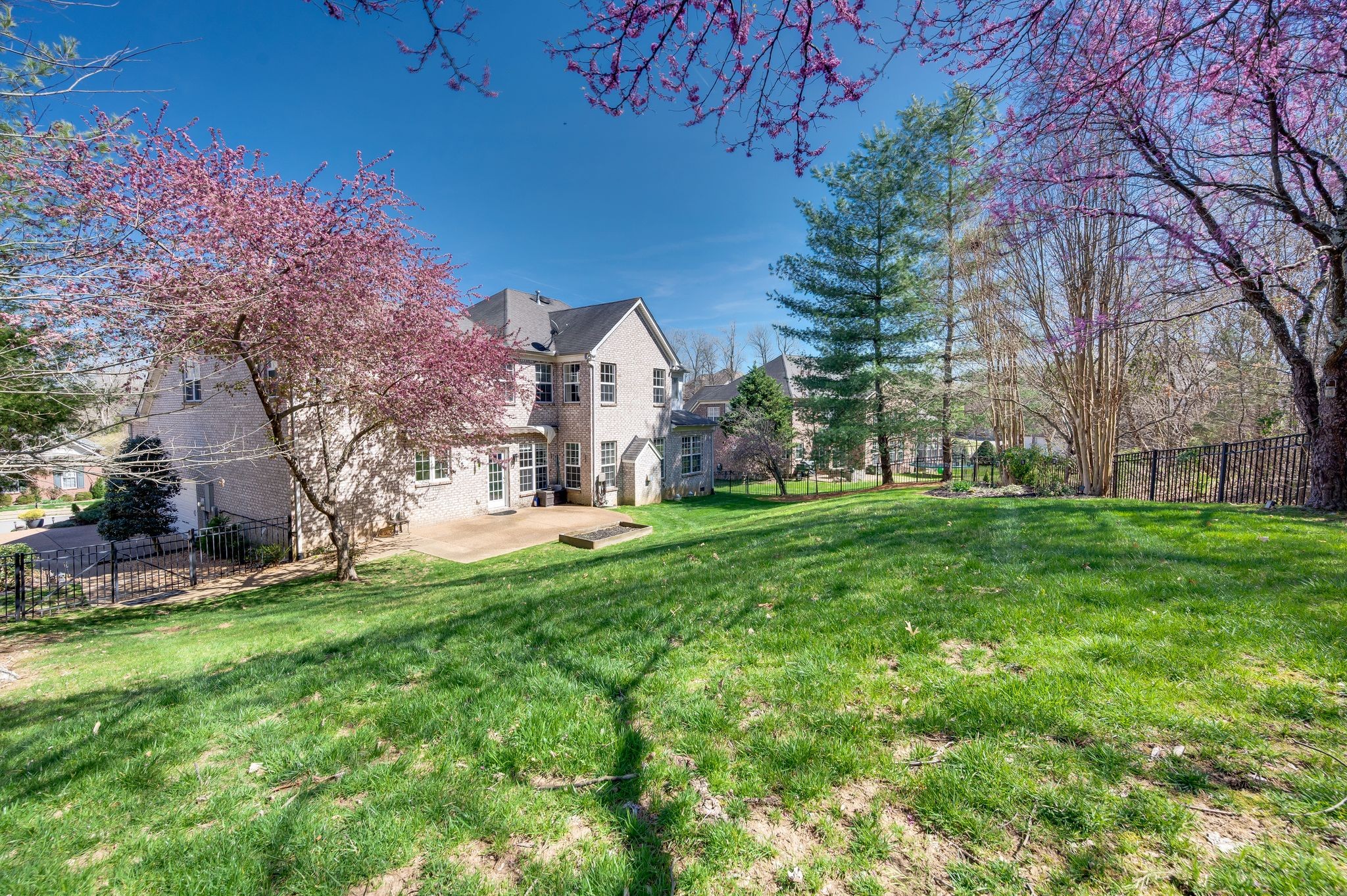 1069 Walnut Bend Lane