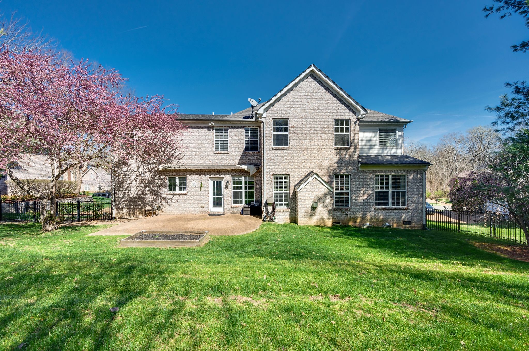 1069 Walnut Bend Lane