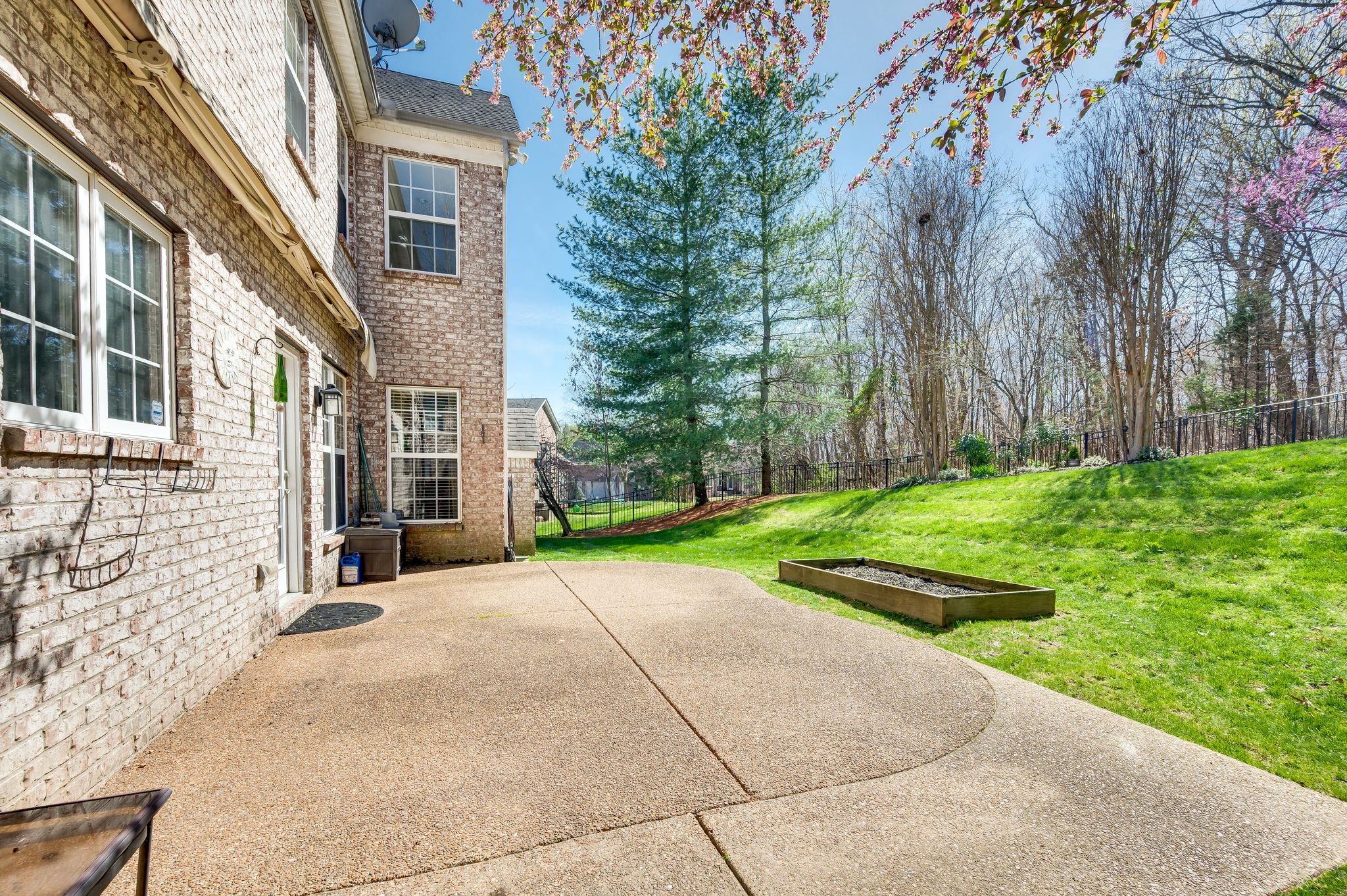 1069 Walnut Bend Lane