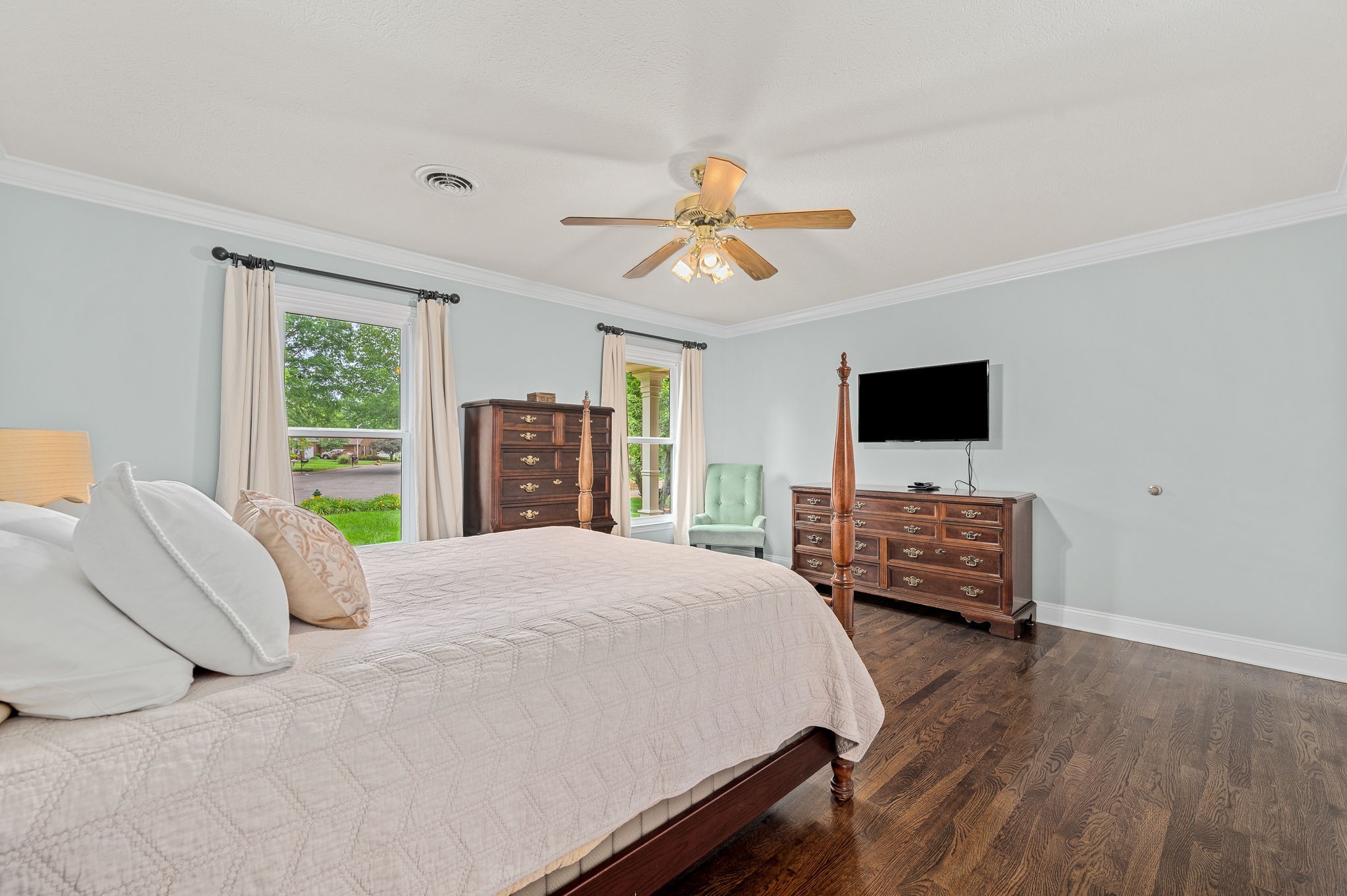 1423 Ascot Close