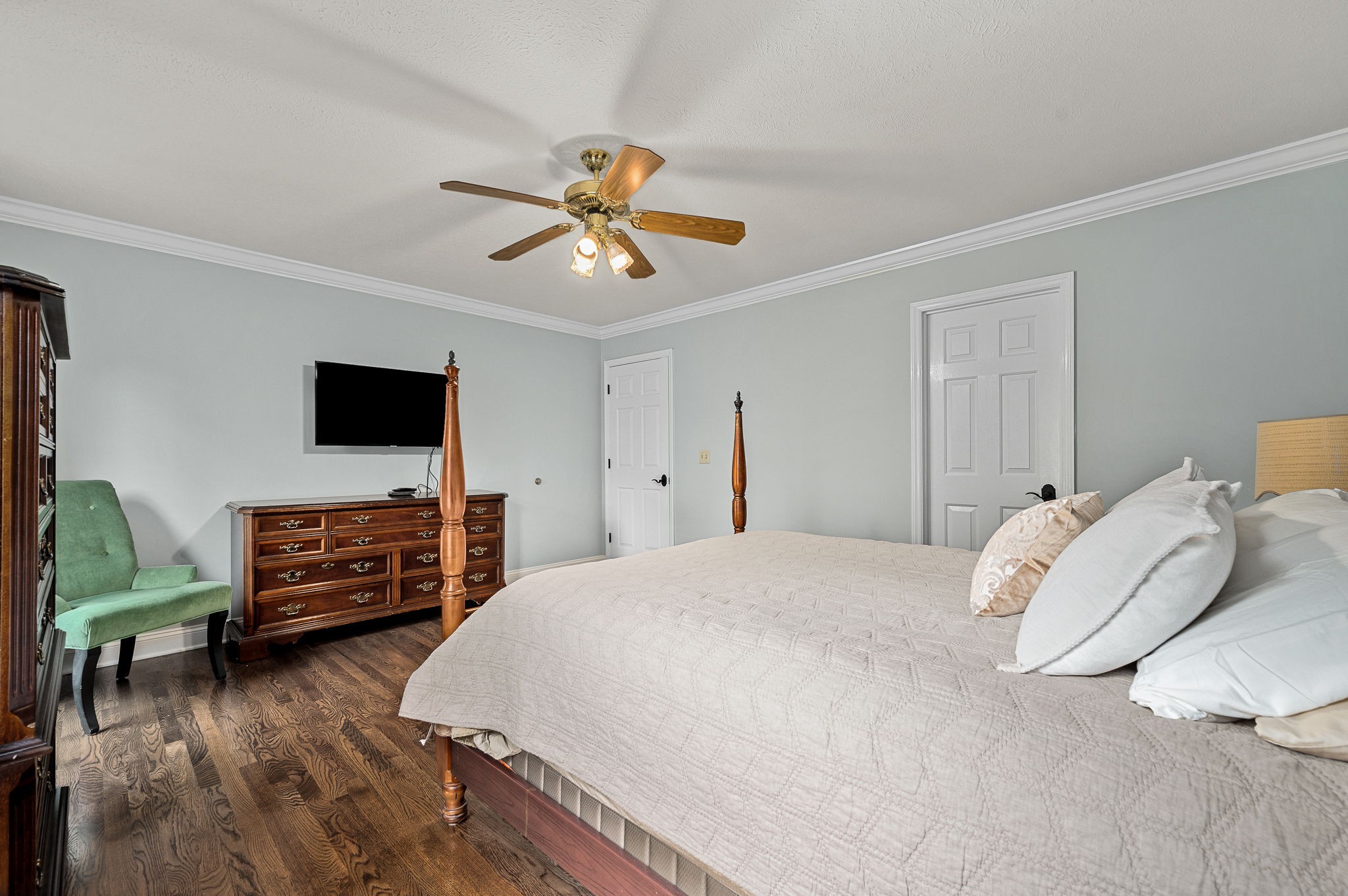 1423 Ascot Close