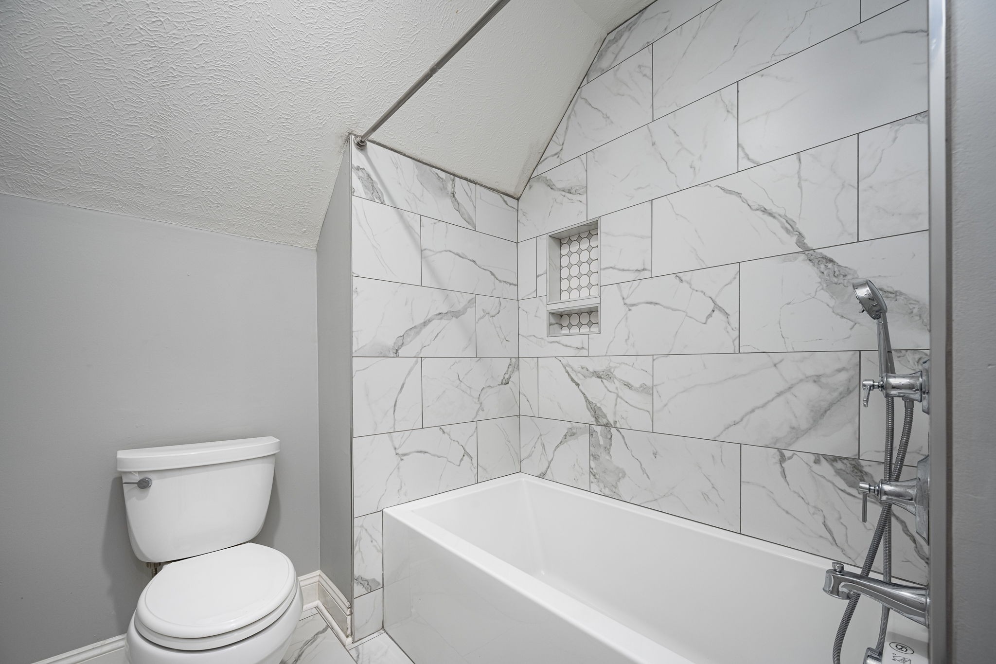 1423 Ascot Close