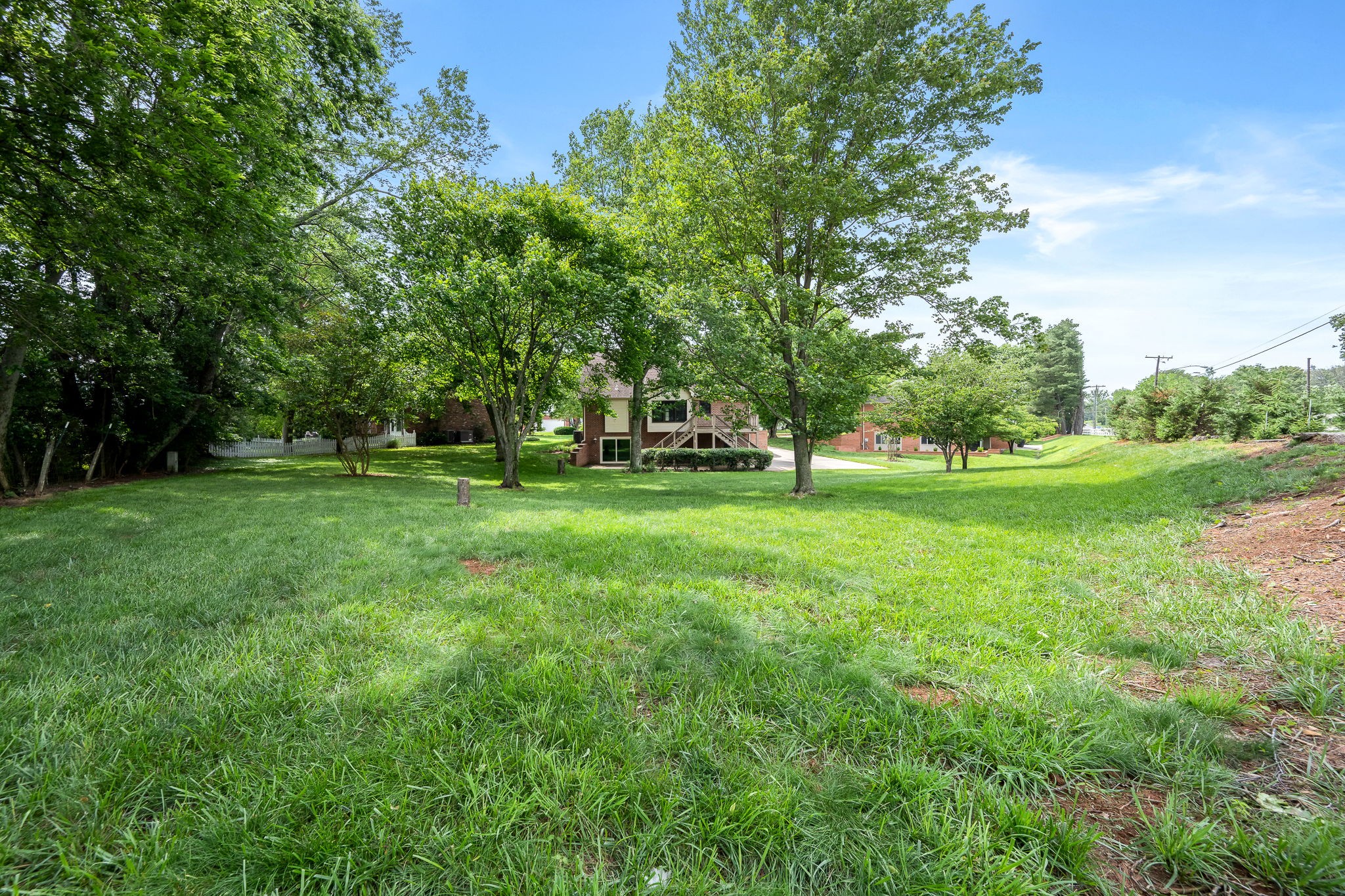 1423 Ascot Close