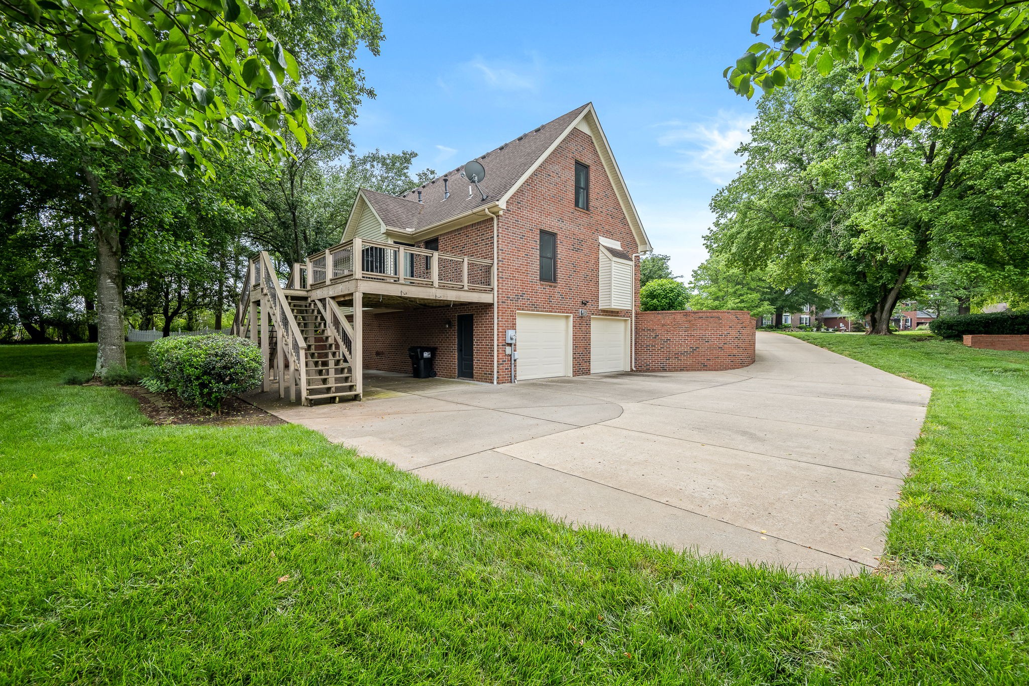 1423 Ascot Close