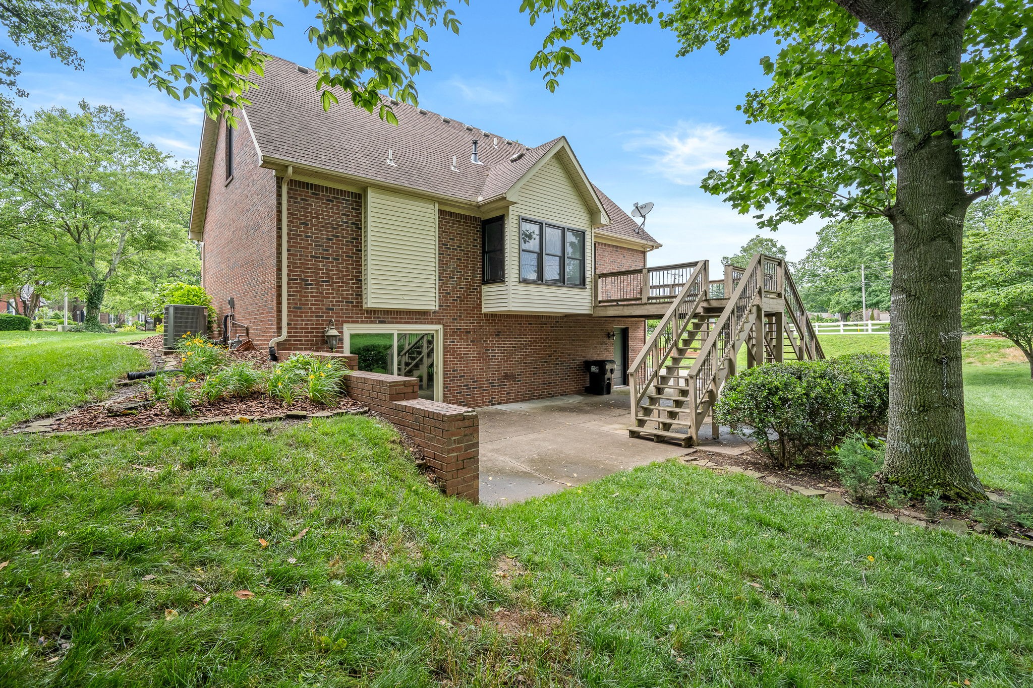1423 Ascot Close