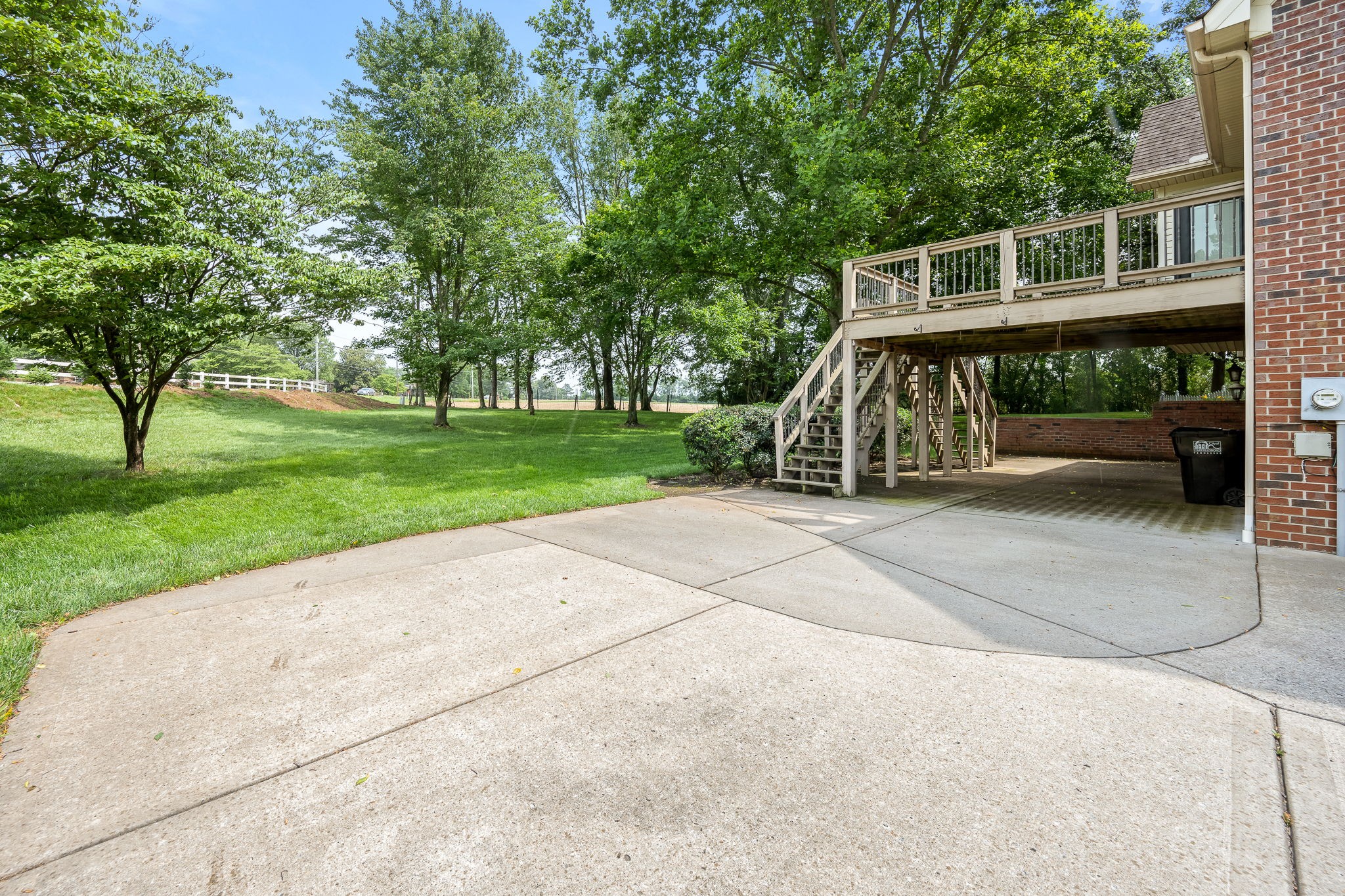 1423 Ascot Close