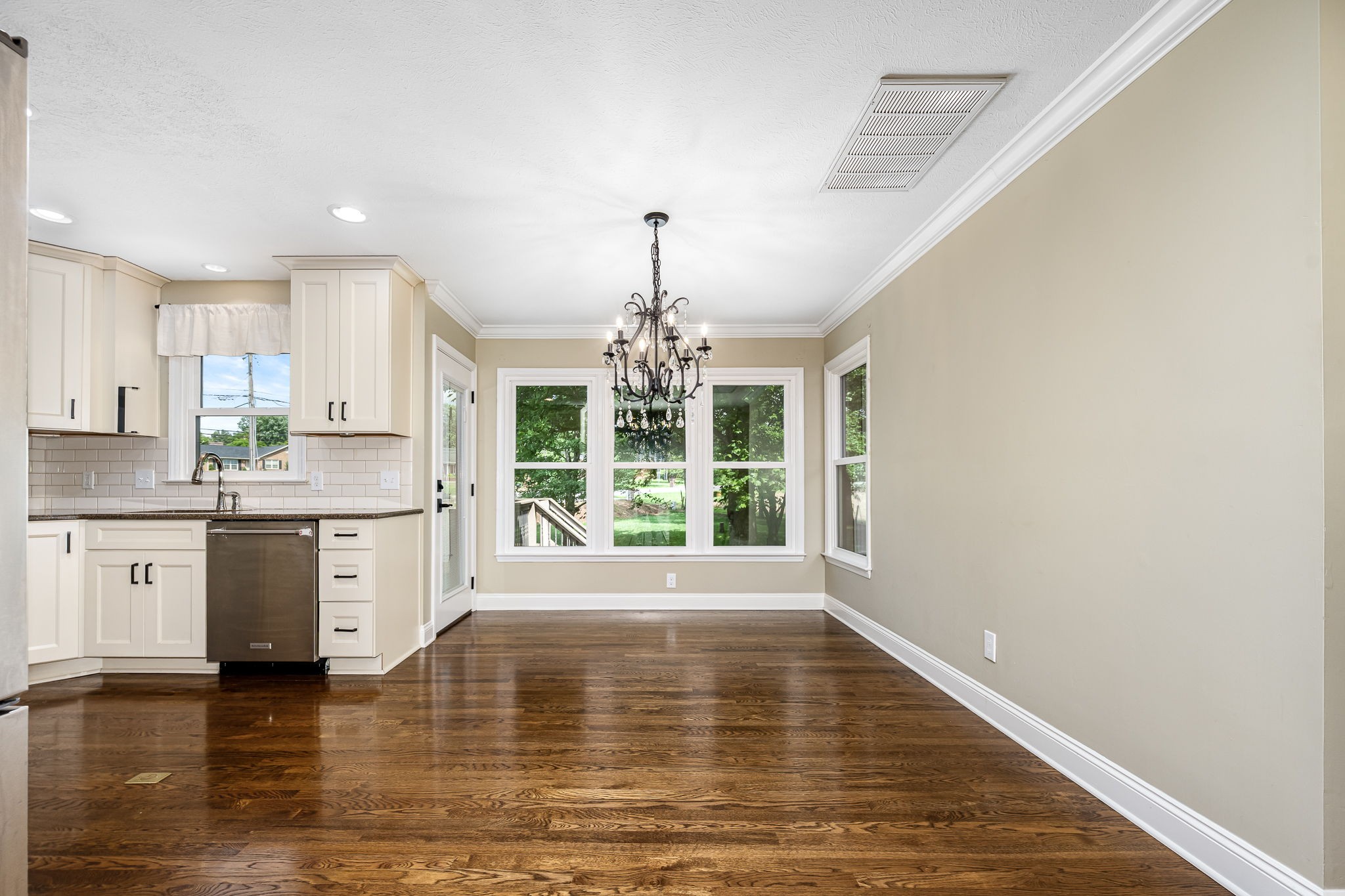 1423 Ascot Close