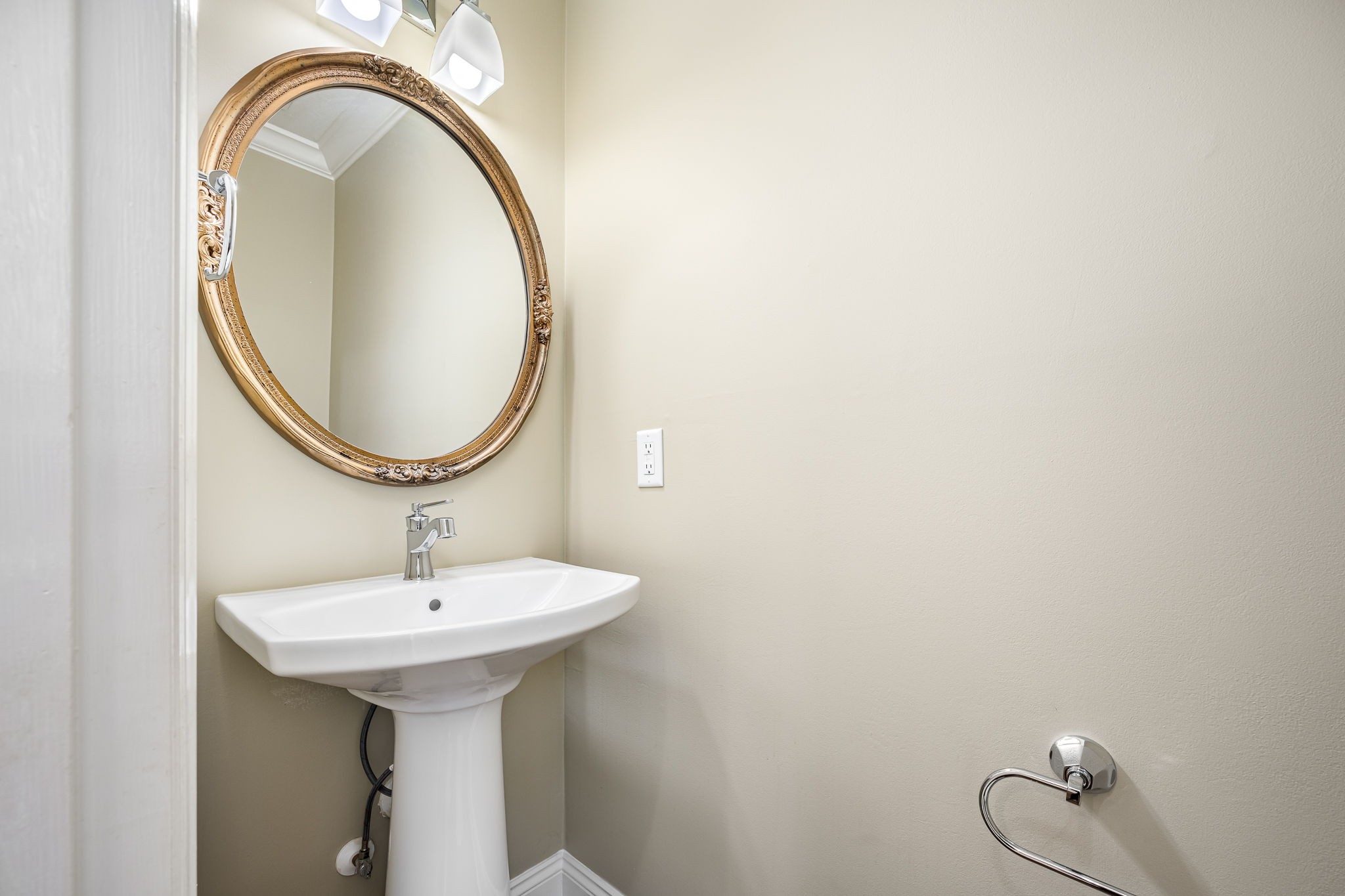 1423 Ascot Close