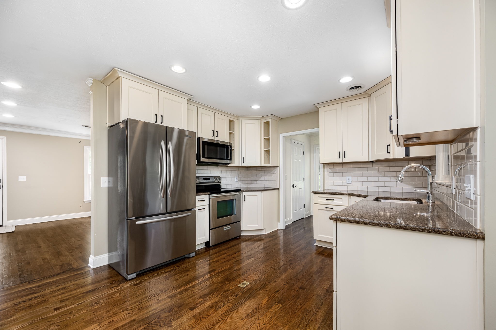 1423 Ascot Close
