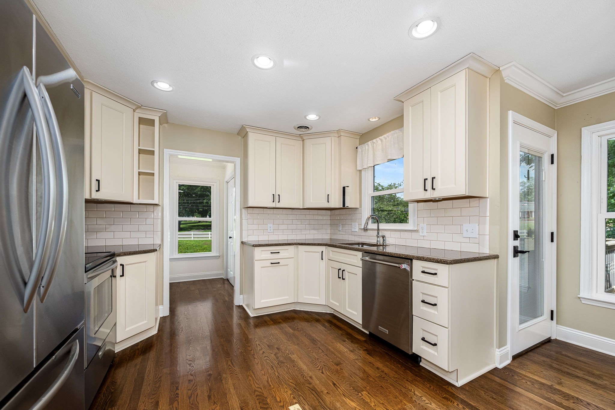 1423 Ascot Close