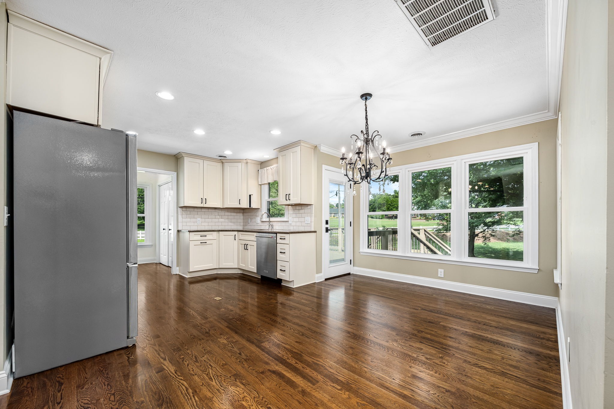 1423 Ascot Close