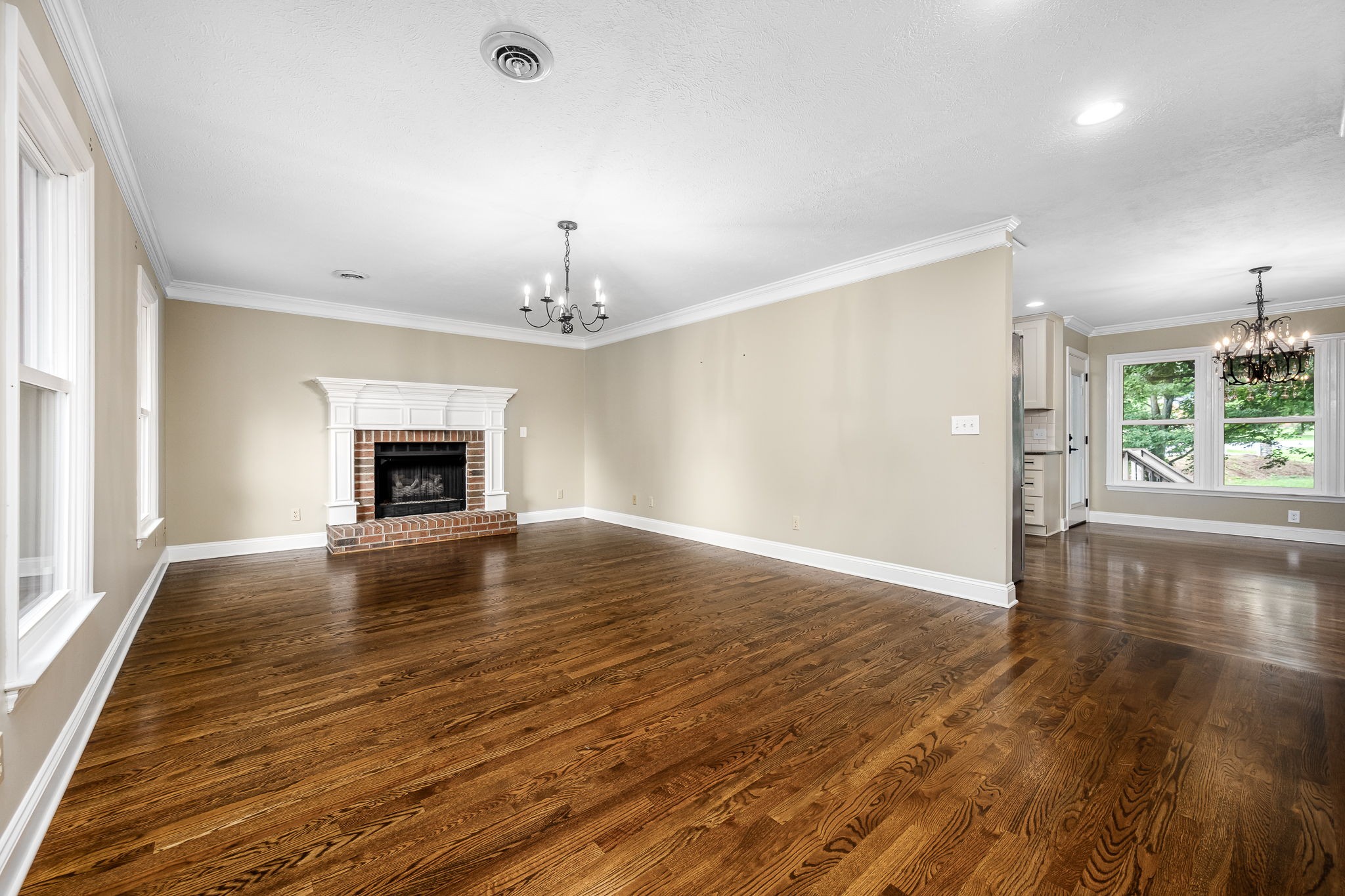 1423 Ascot Close