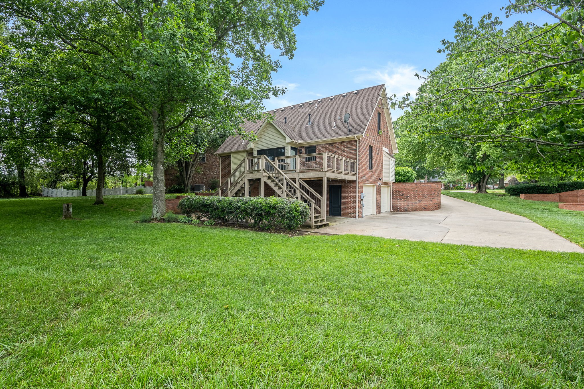 1423 Ascot Close