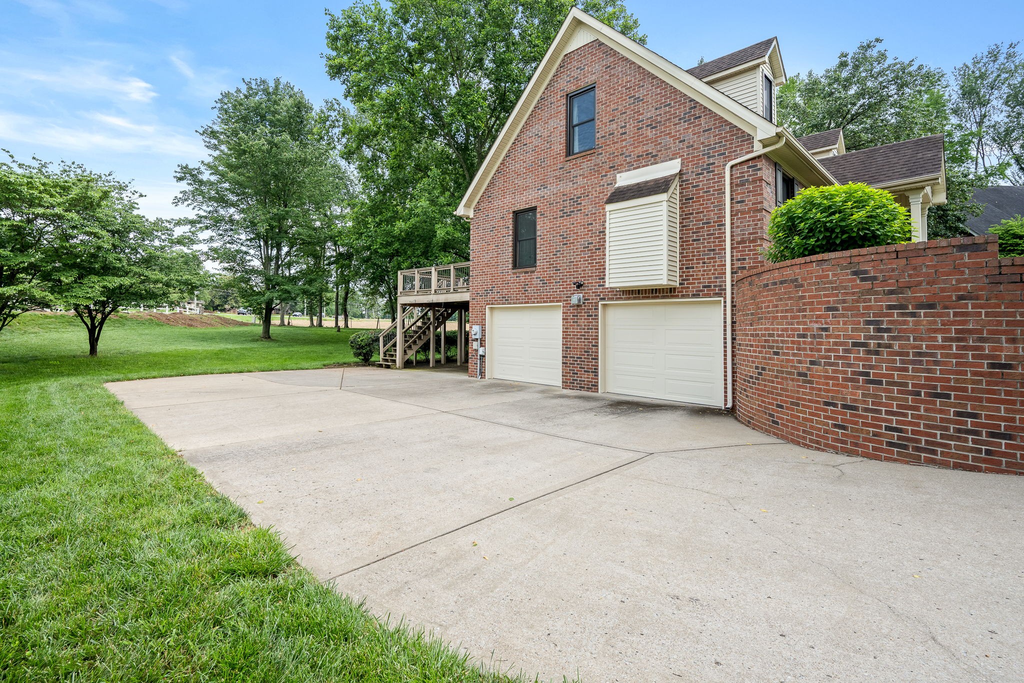 1423 Ascot Close