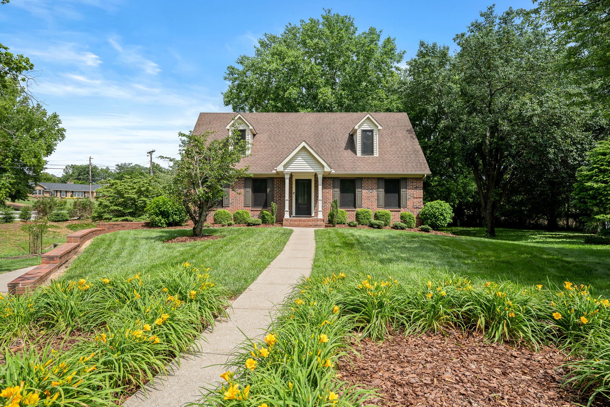 1423 Ascot Close