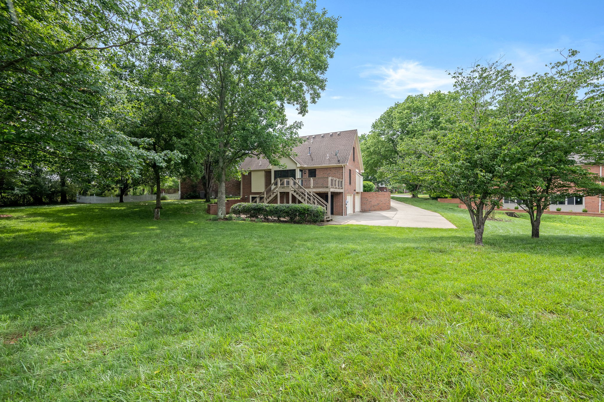 1423 Ascot Close
