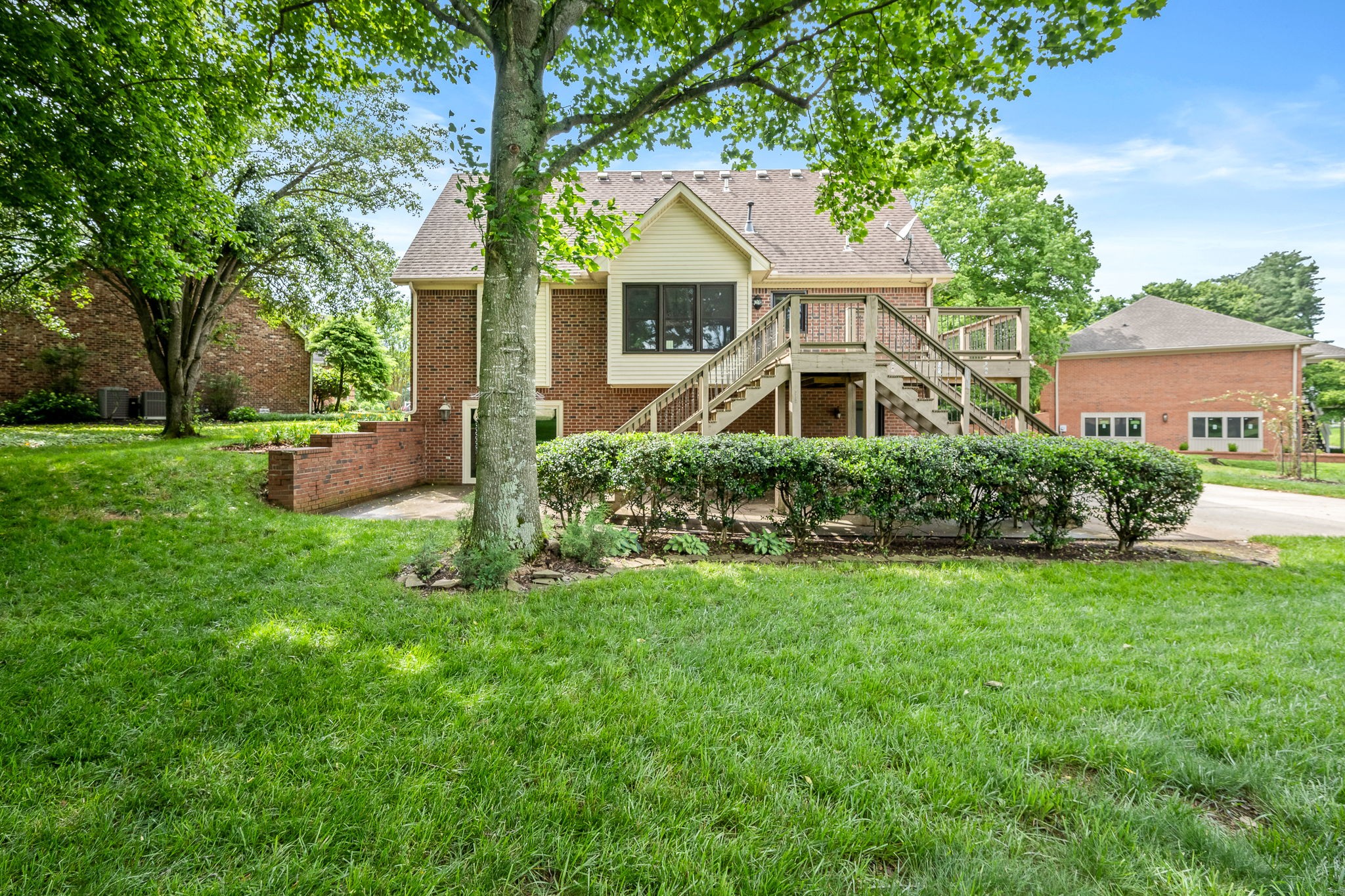 1423 Ascot Close
