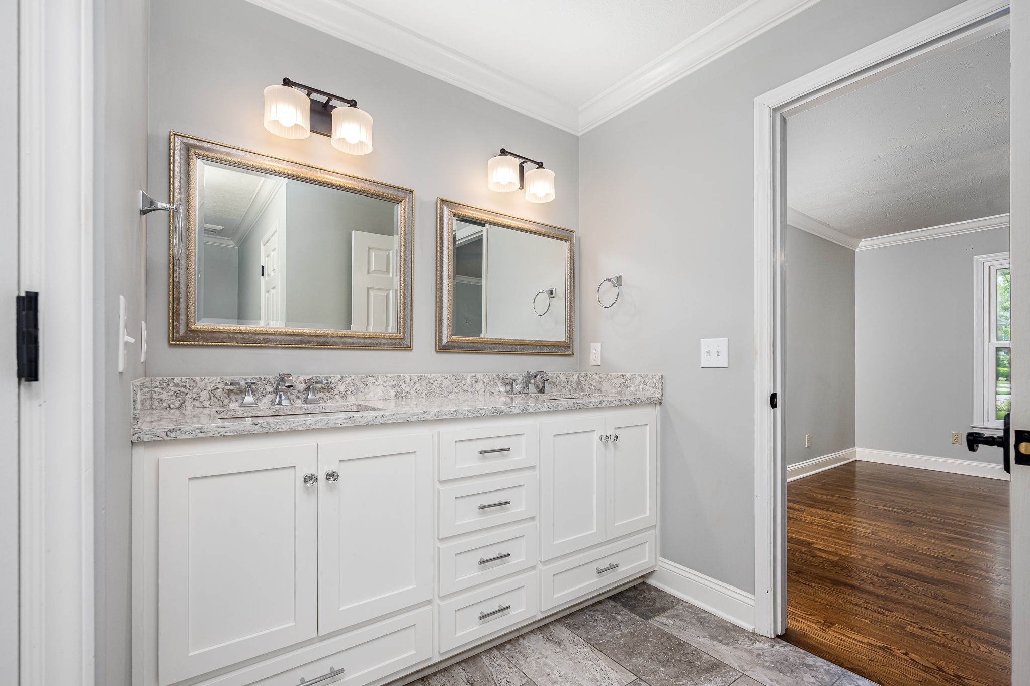 1423 Ascot Close