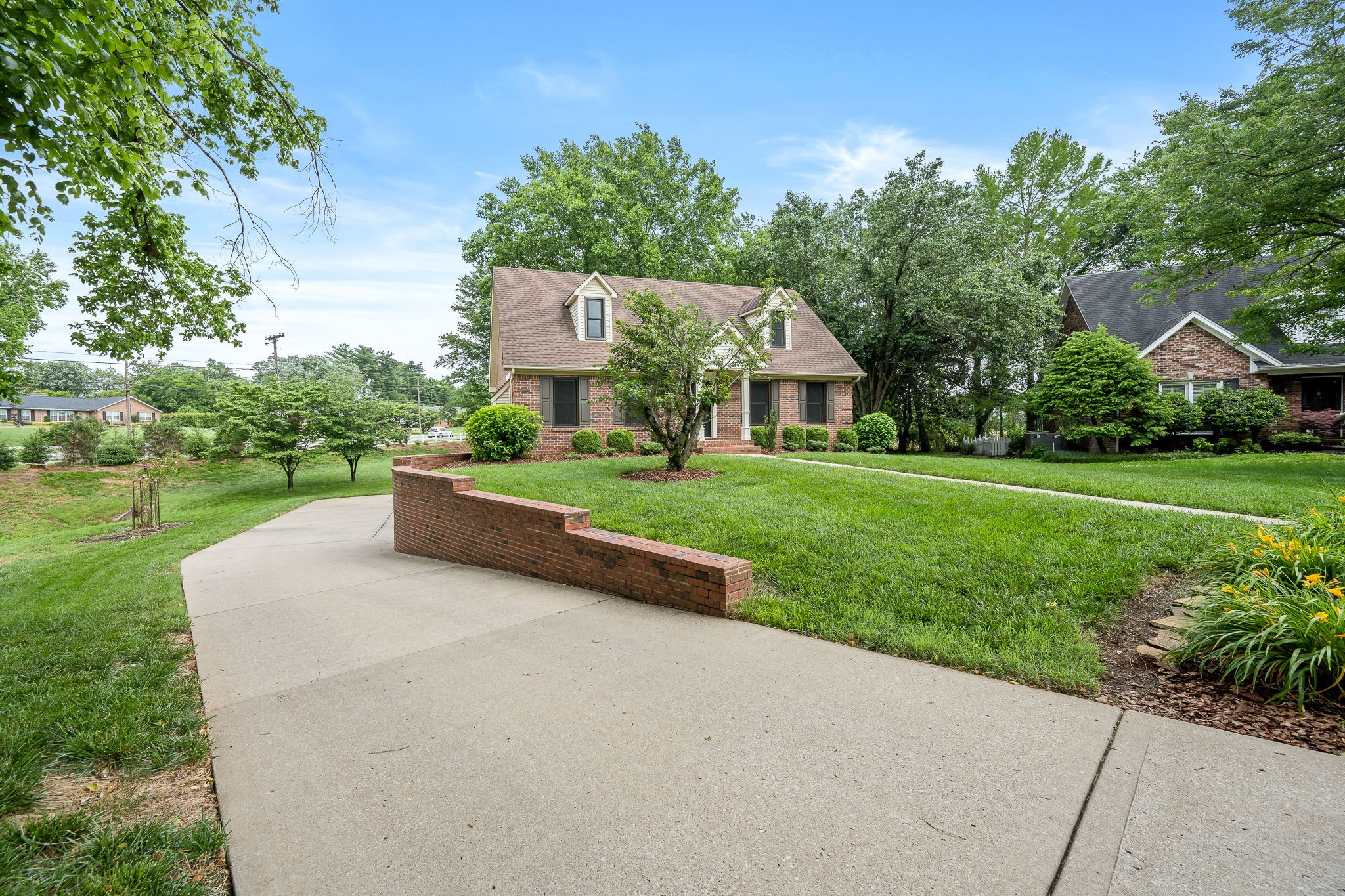1423 Ascot Close