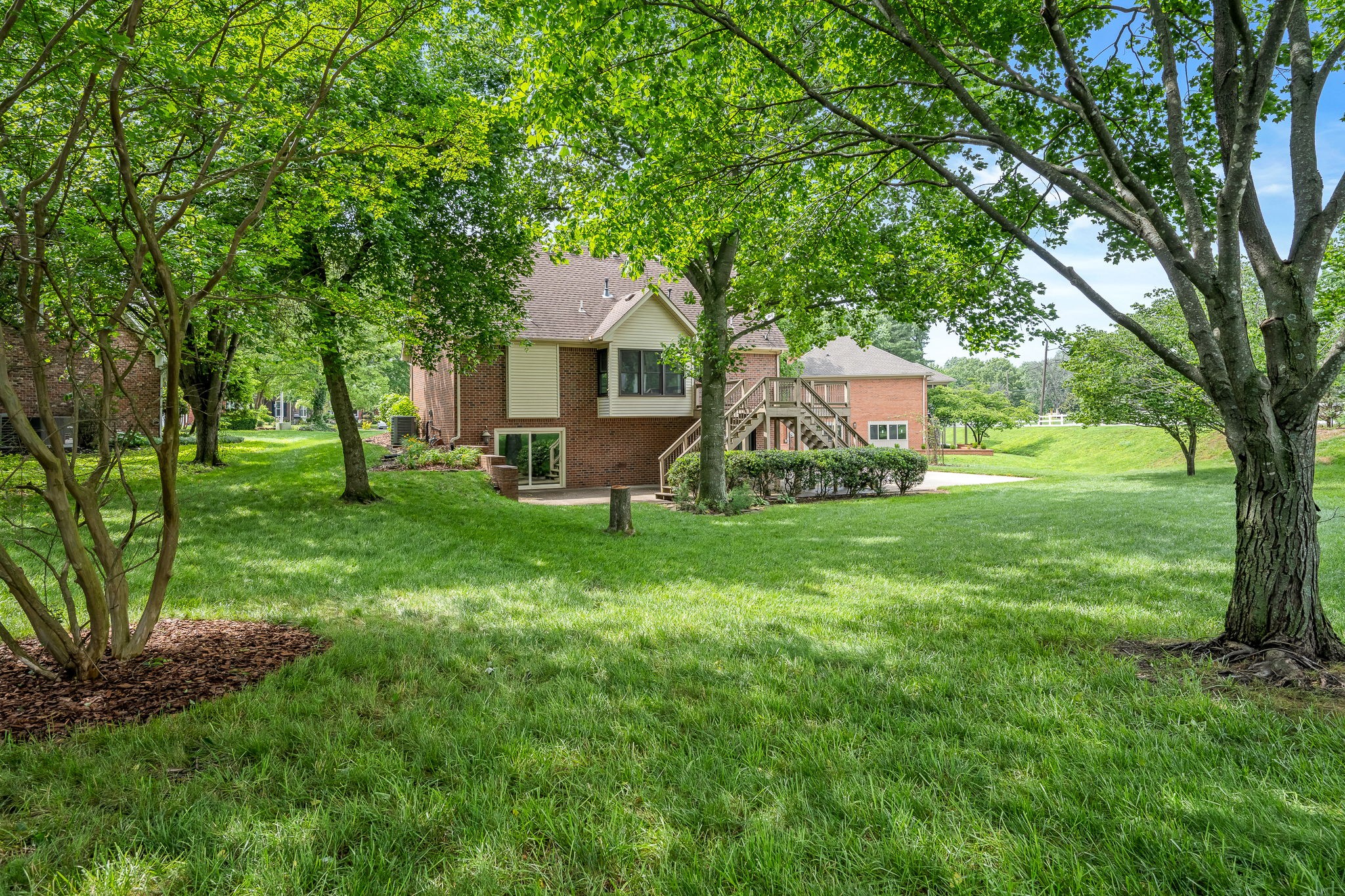 1423 Ascot Close
