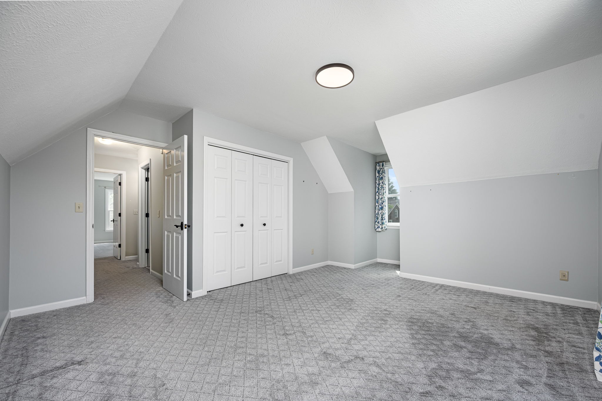 1423 Ascot Close