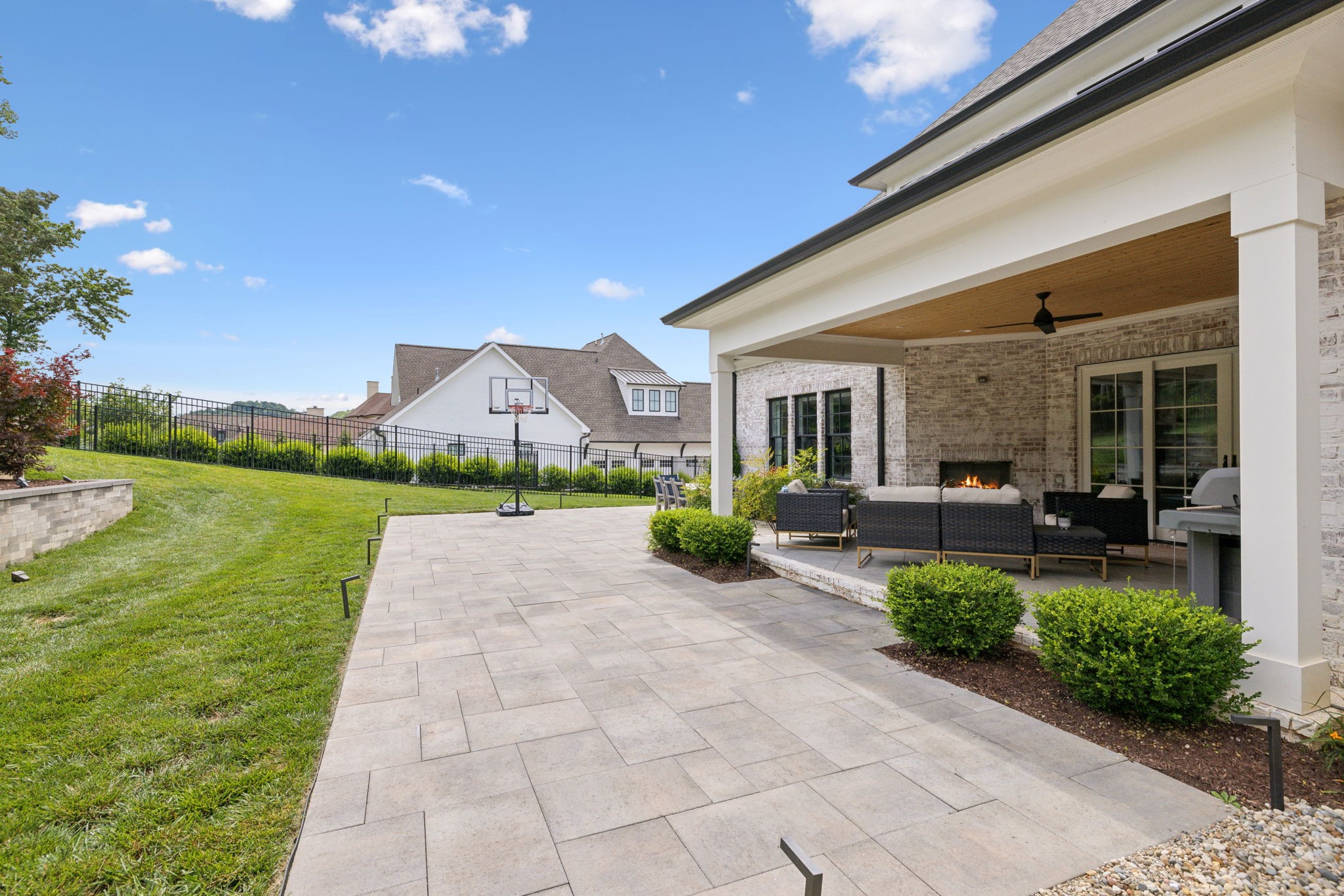 1518 Amesbury Ln