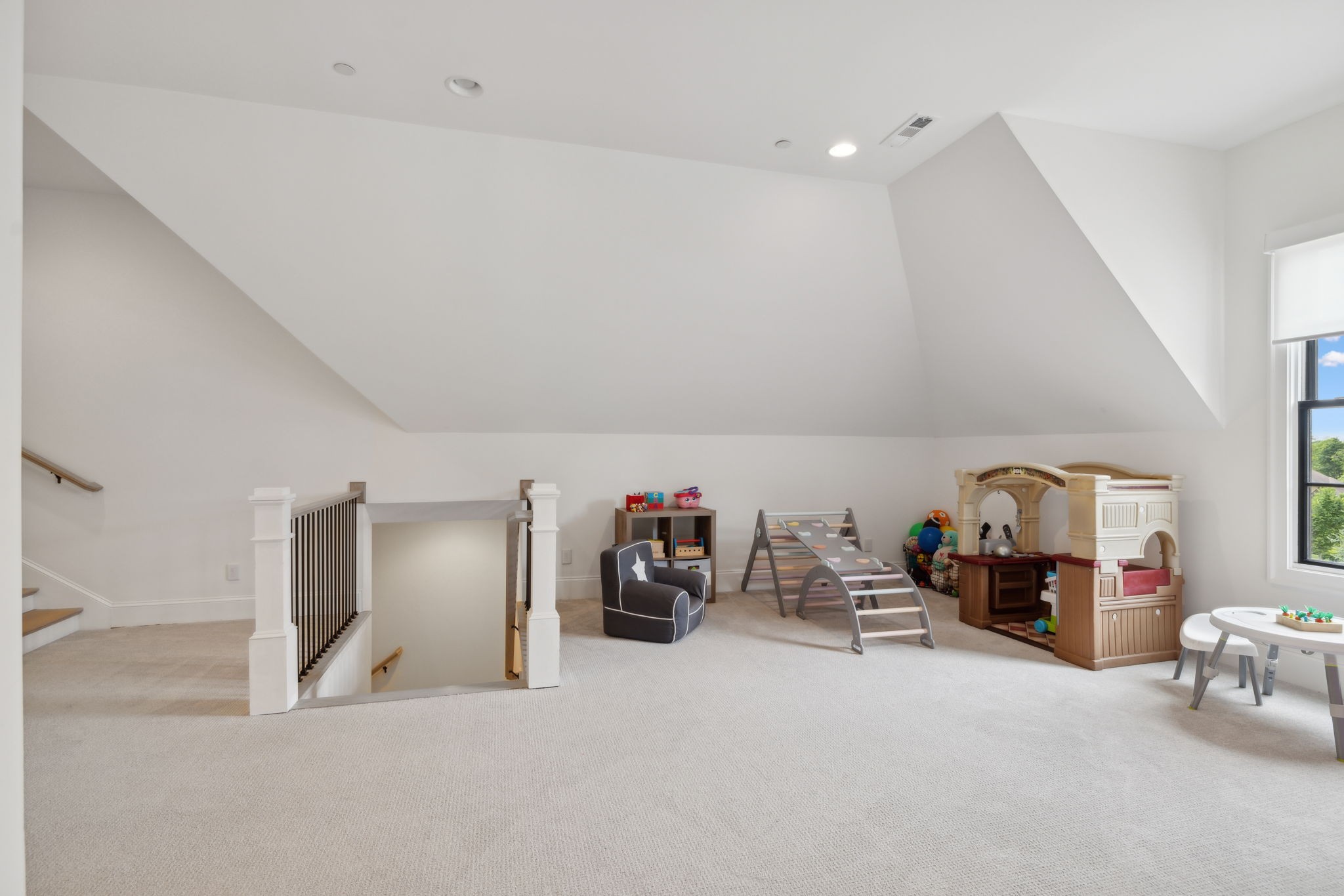 1518 Amesbury Ln
