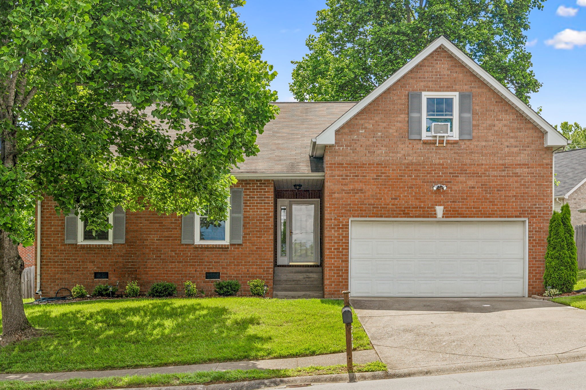 304 Roslyn Ct