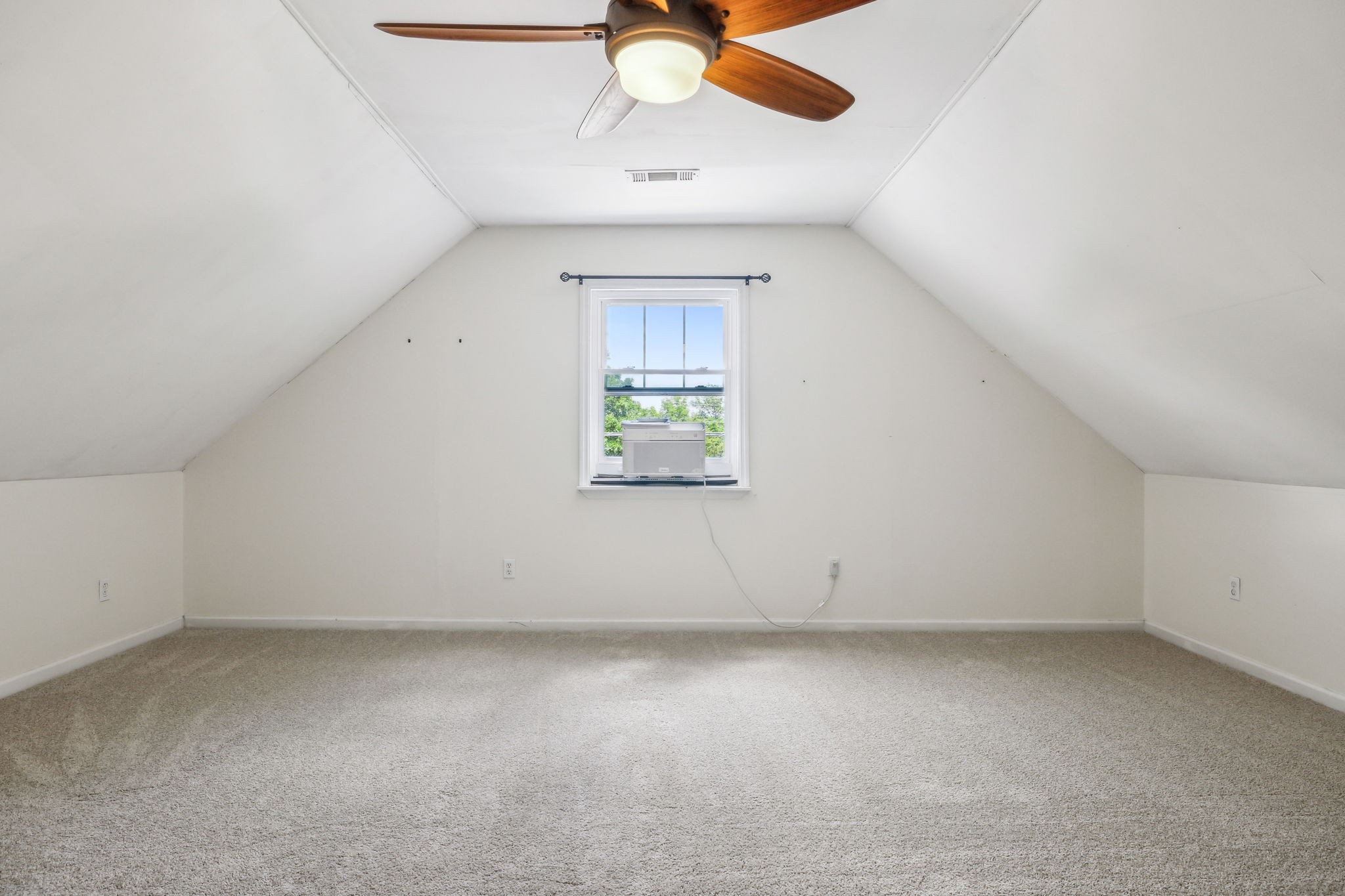 304 Roslyn Ct