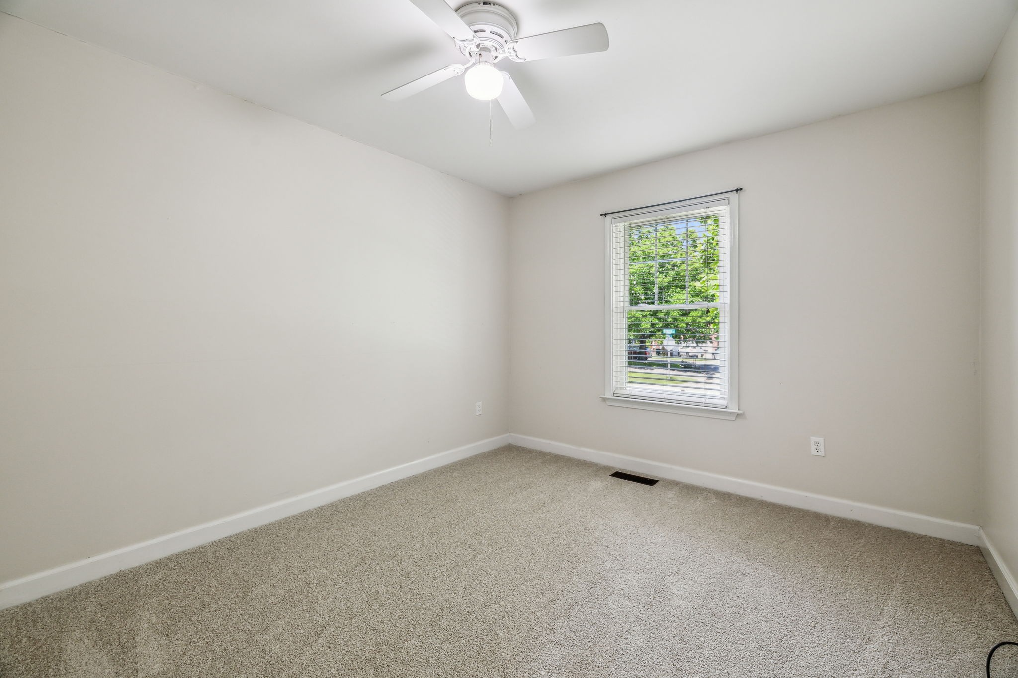 304 Roslyn Ct