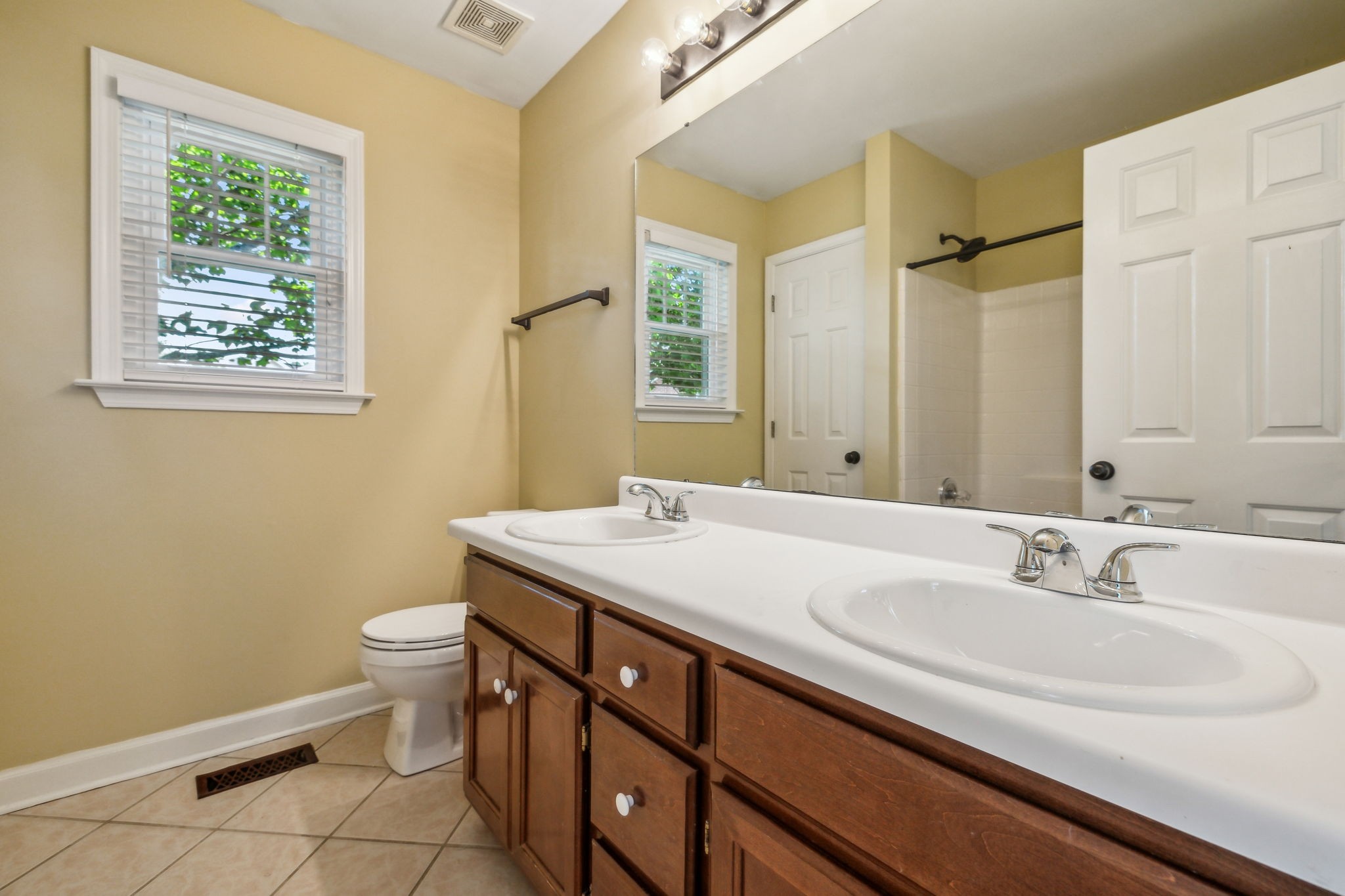 304 Roslyn Ct