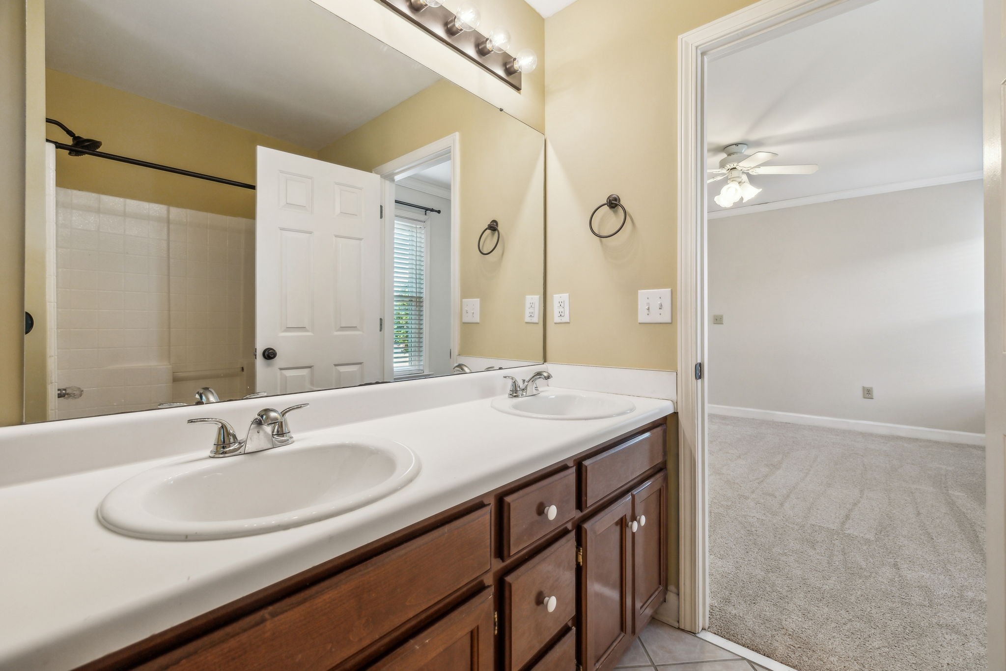304 Roslyn Ct