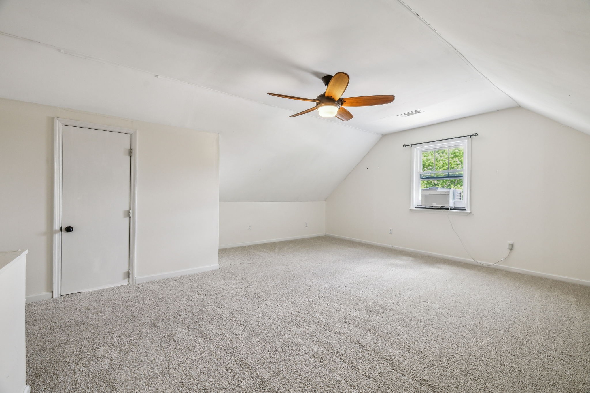 304 Roslyn Ct