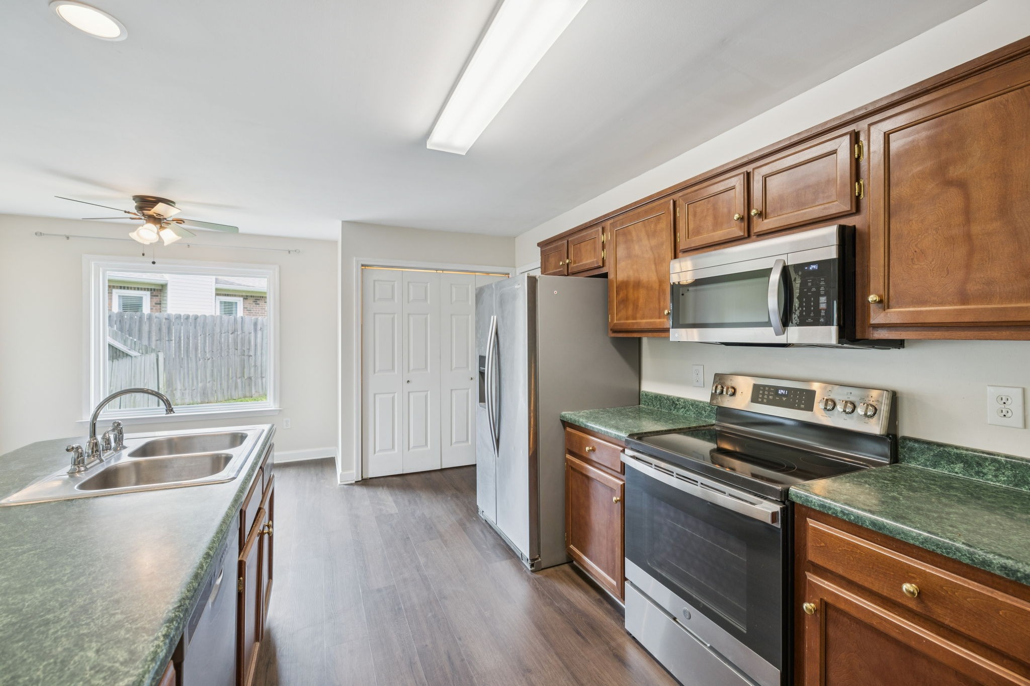 304 Roslyn Ct