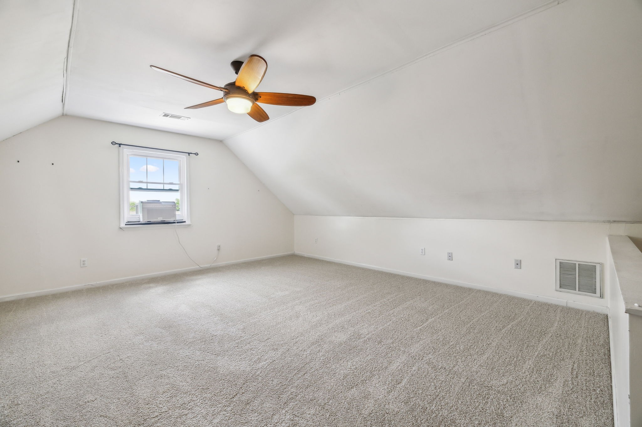 304 Roslyn Ct