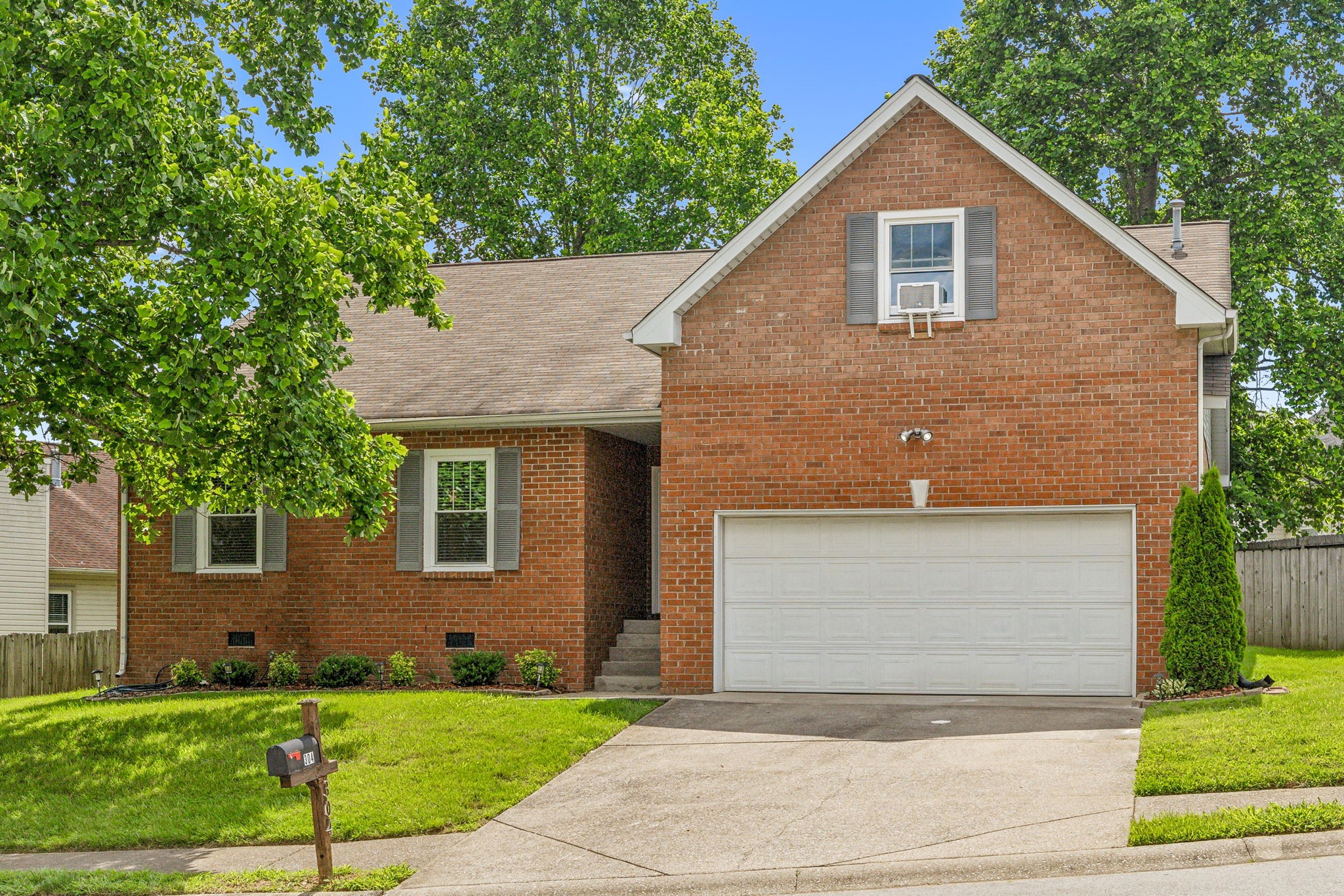 304 Roslyn Ct