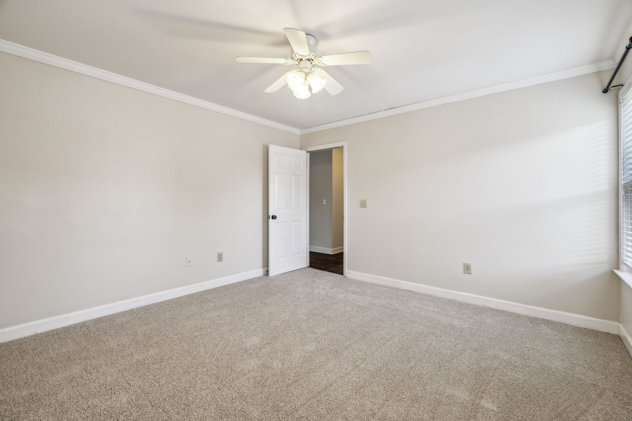 304 Roslyn Ct